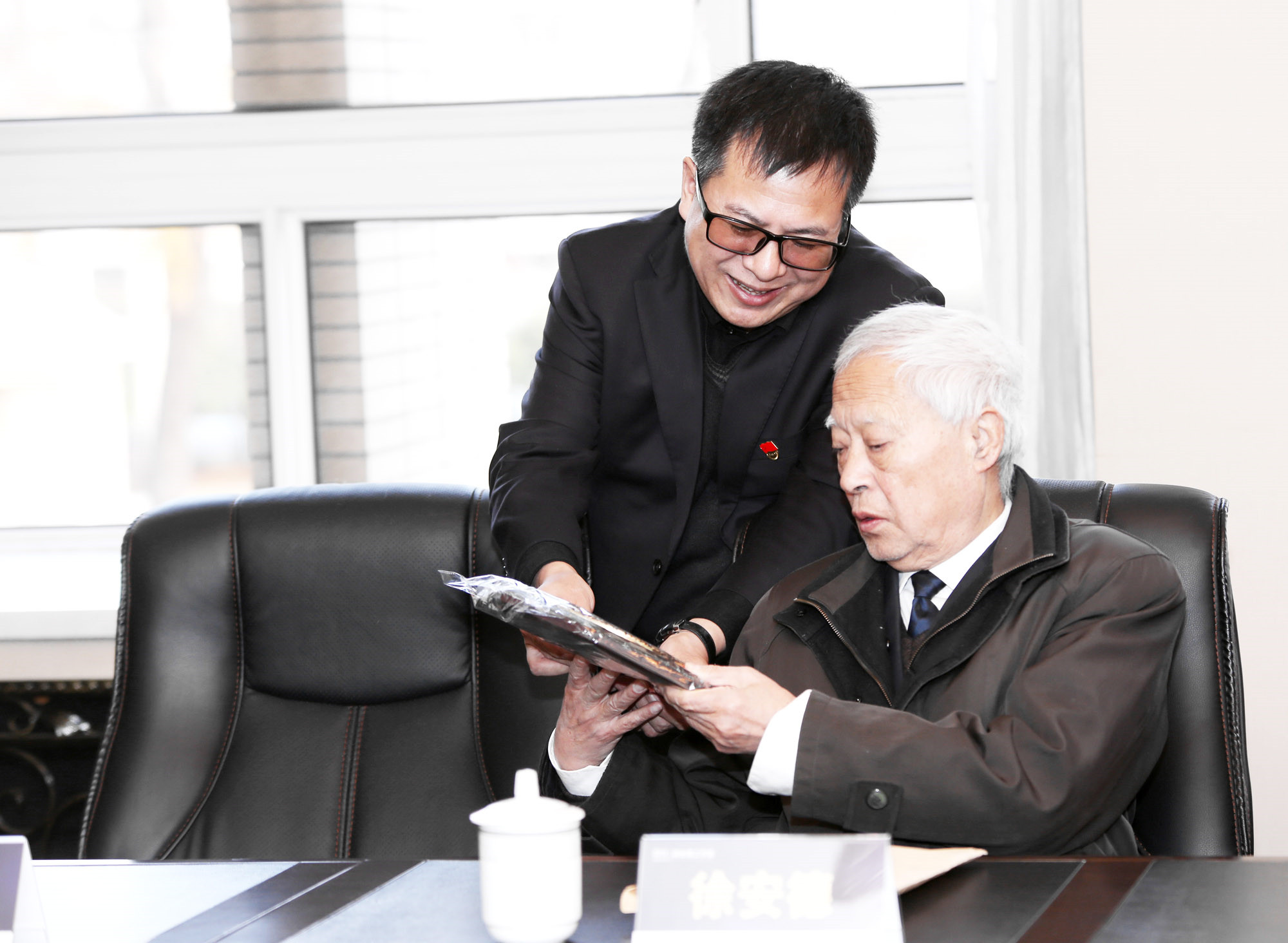 研究院院长朱孝忠与研究院顾问徐安德老书记亲切交流。