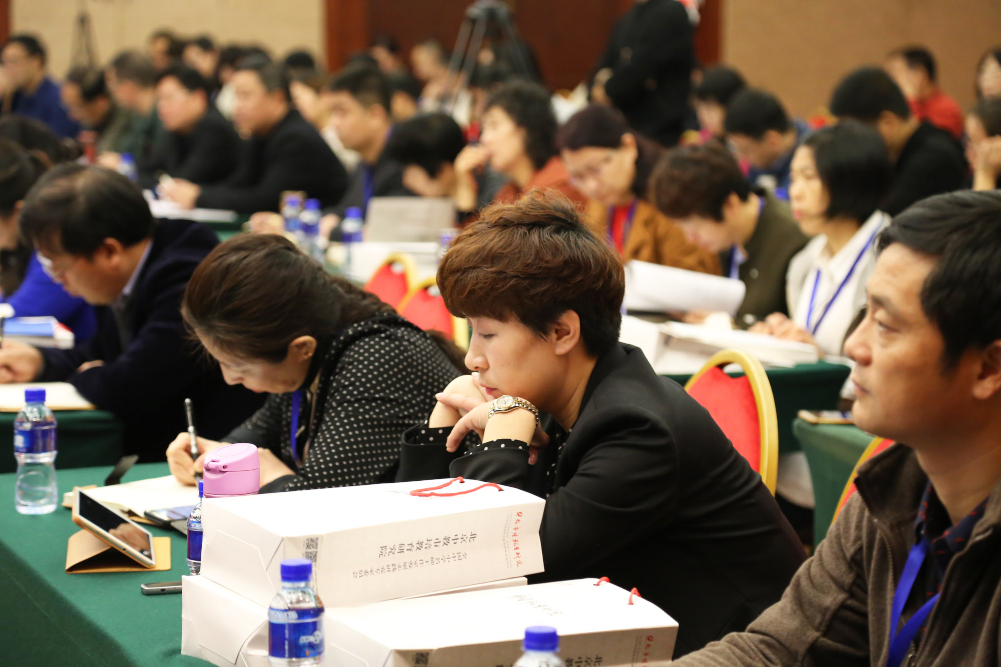 当然，也给教育带来史无前例的冲击与挑战。在教改革、课程开发、学校管理、教师专业化、教育科研等方面人工智能还不能够替代，人工智能淘汰的是落后的教育。在培养学生多方面能力，尤其创新能力、批判性思维能力、品德或人格培养方面，传统的教学是不可替代的。