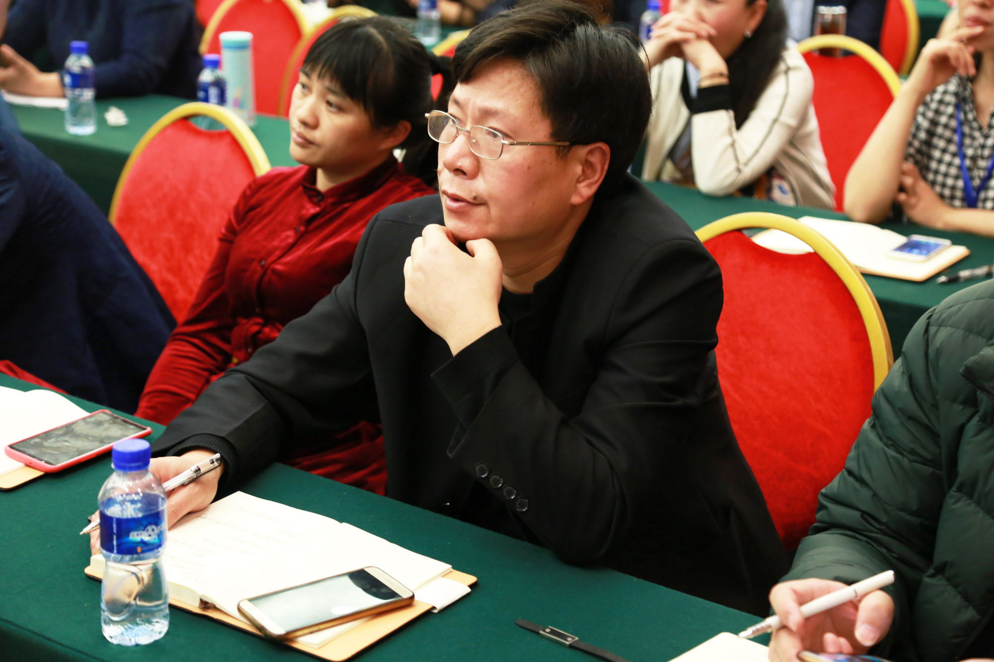 涌现，需要区县级教师发展机构功能有待提高。她说，为什么名师不是培养而是成长，名师的出现需要宽松、生态、平静的自然环境，但是，更重要的是在于名师的内驱力、主动性，自己想发展就不需别人鞭策。我们的研究是从耳熟能详的名师成长中汲取可以借鉴的规律性、启示性的东西，供大家参考。她重点讲述了项目驱动理论及未来社会发展对教师素质的要求。