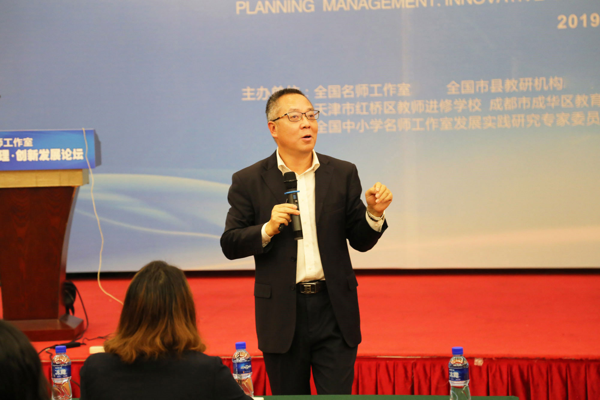 成都市青羊区教育科学研究院院长、正高级教师刘大春讲述了《名师工作室的管理与研究》，论述了名师工作室主管单位如何管理、规划、引领指导，做好顶层设计。 