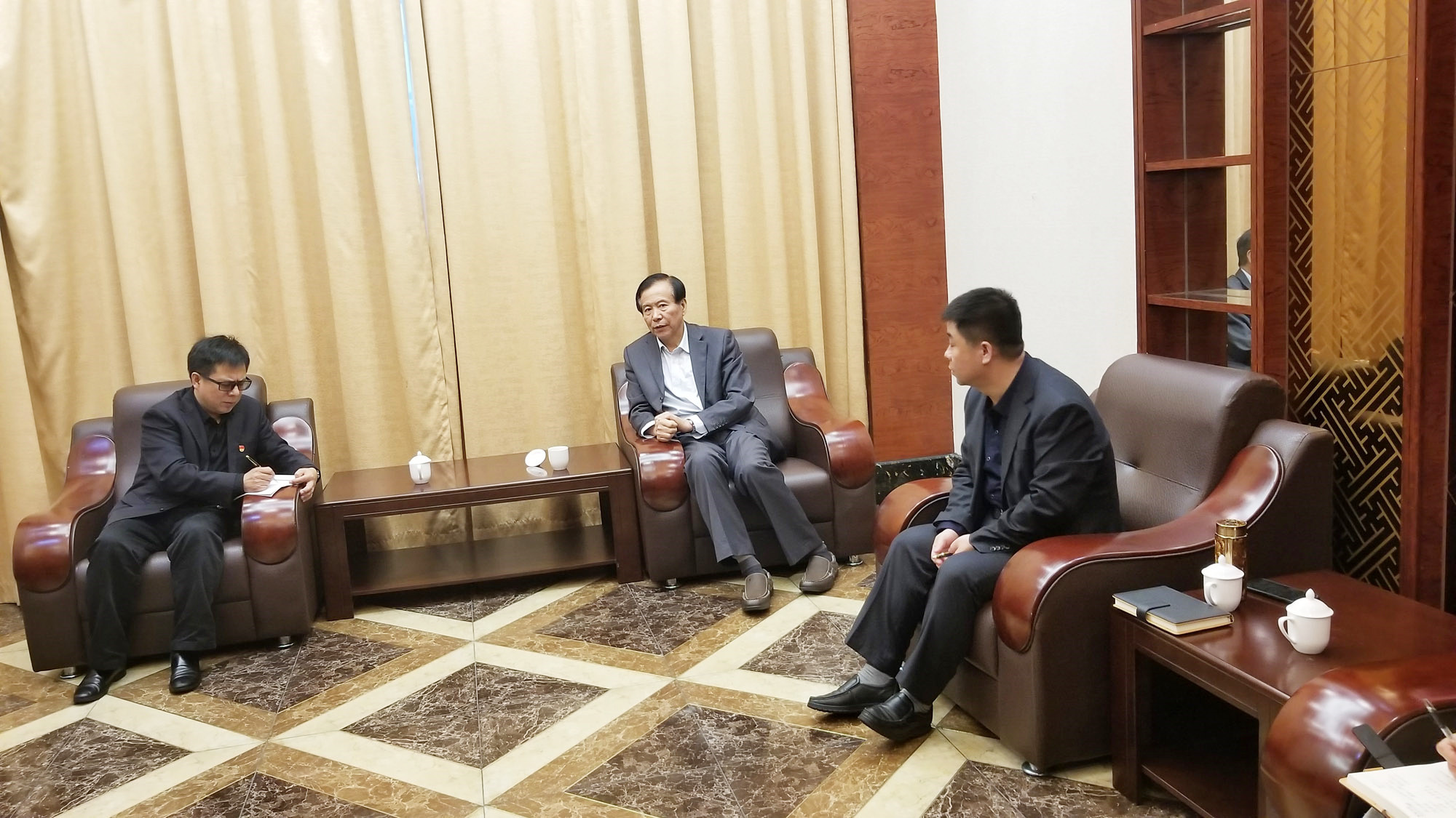 研究院领导与山西忻州代表座谈，了解该地区名师工作室发展面临的问题和需求。