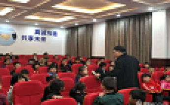 郑立平校长亲自走进同学中了解学生们的生活学习是否适应。