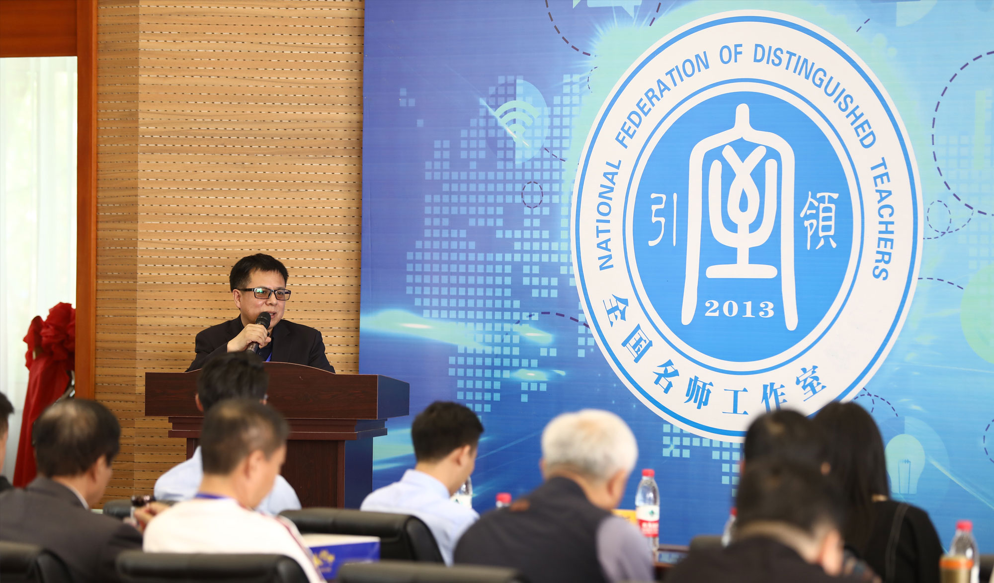 峰会期间召开了新闻发布会，为了回应时代需求，展望二〇三五，北京中教市培教育研究院决定于2019年7月24日至7月26日在宁夏银川市举办第二届全国名师工作室创新发展成果博览会，本次博览会将以大规模，高规格，全方位，多视角，以&ldquo;情景式博览会&rdquo;的形式，举全力，汇众智，分专业，跨界别，集神州名师工作室创新精华，聚华夏教育大师级领军人才,北京中教市培教育研究院联合宁夏自治区、银川市有关教育部门。