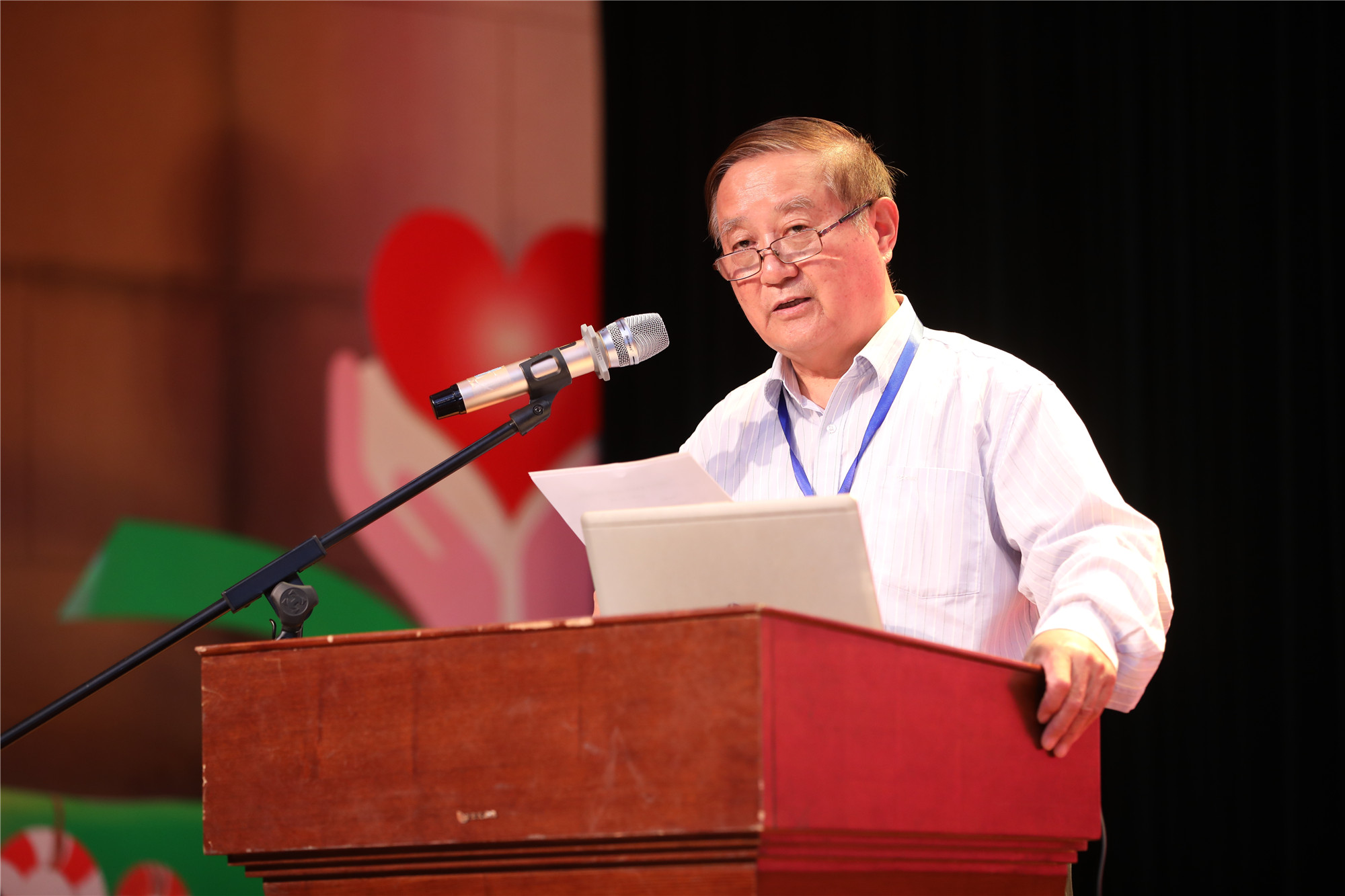 研究院副院长魏续臻教授主持闭幕式并做总结。