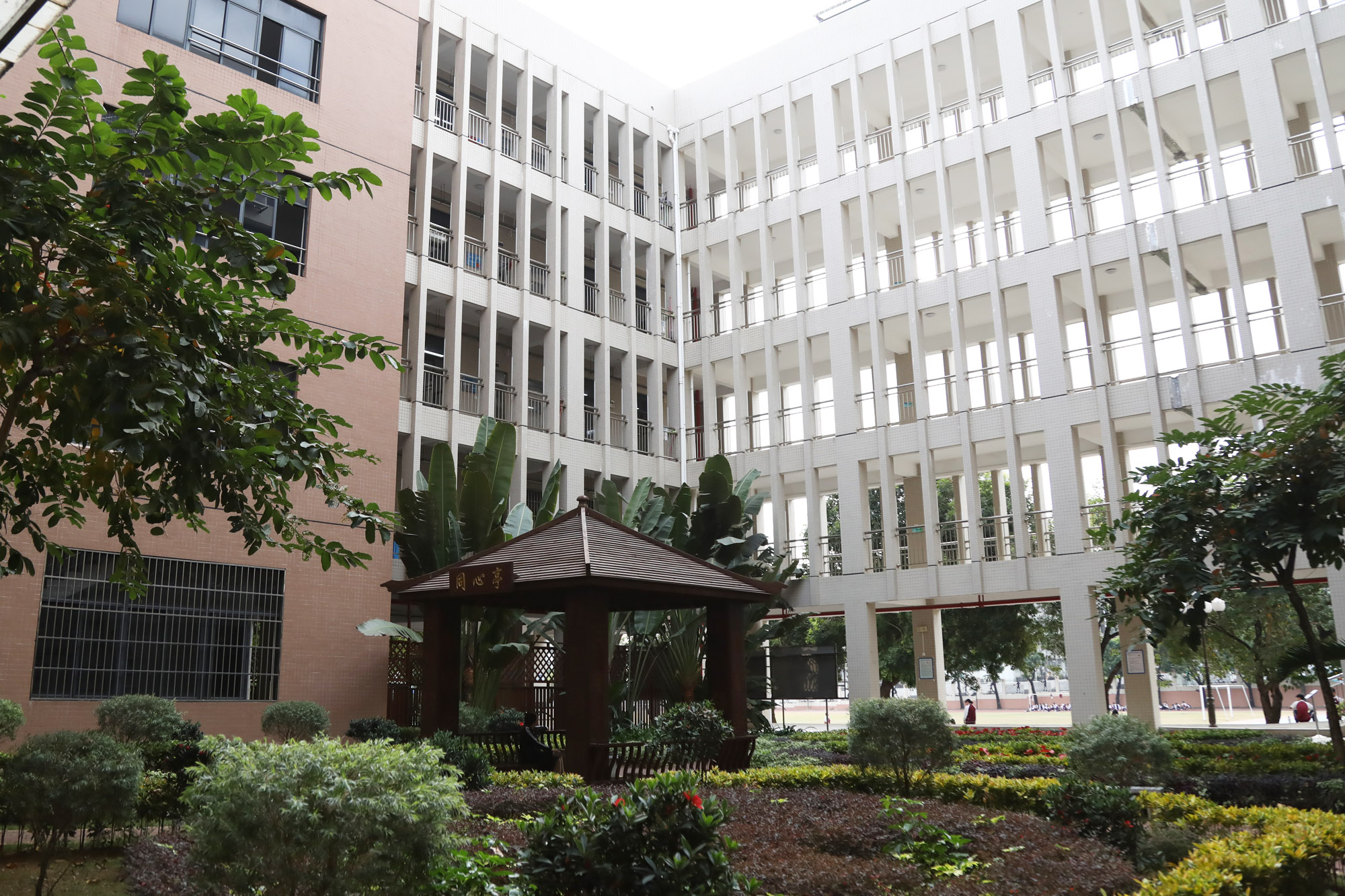 高中分会场在珠海第四中学进行，高中9个高考学科的示范课教学和专题报告。
研究院专家范永杰，赵谦翔、李彰有、经志俊、王恒、冯蔚清、徐锐、胡斌，学术委员会委员何志奇等九位专家各自为参会学员带来精彩的高中各学科示范课，并与参会学员展开基于本节课例的深度研讨，而后作了基于课深度学习的课堂建设的专题讲座。受到学员们一致肯定。
李彰有老师为来自全国各地的20多位政治名师工作室老师，开设了示范课《供求曲线》和专题讲座《新课标下的二轮复习建议》，李老师的这堂复习课设计理念新，选择例题精当，引导学生图文转换，提取有效信息，启发学生的思维，启悟解题规律。他关于二轮复习的建议见解独到，对一线教师的上好复习课有很大的指导作用。