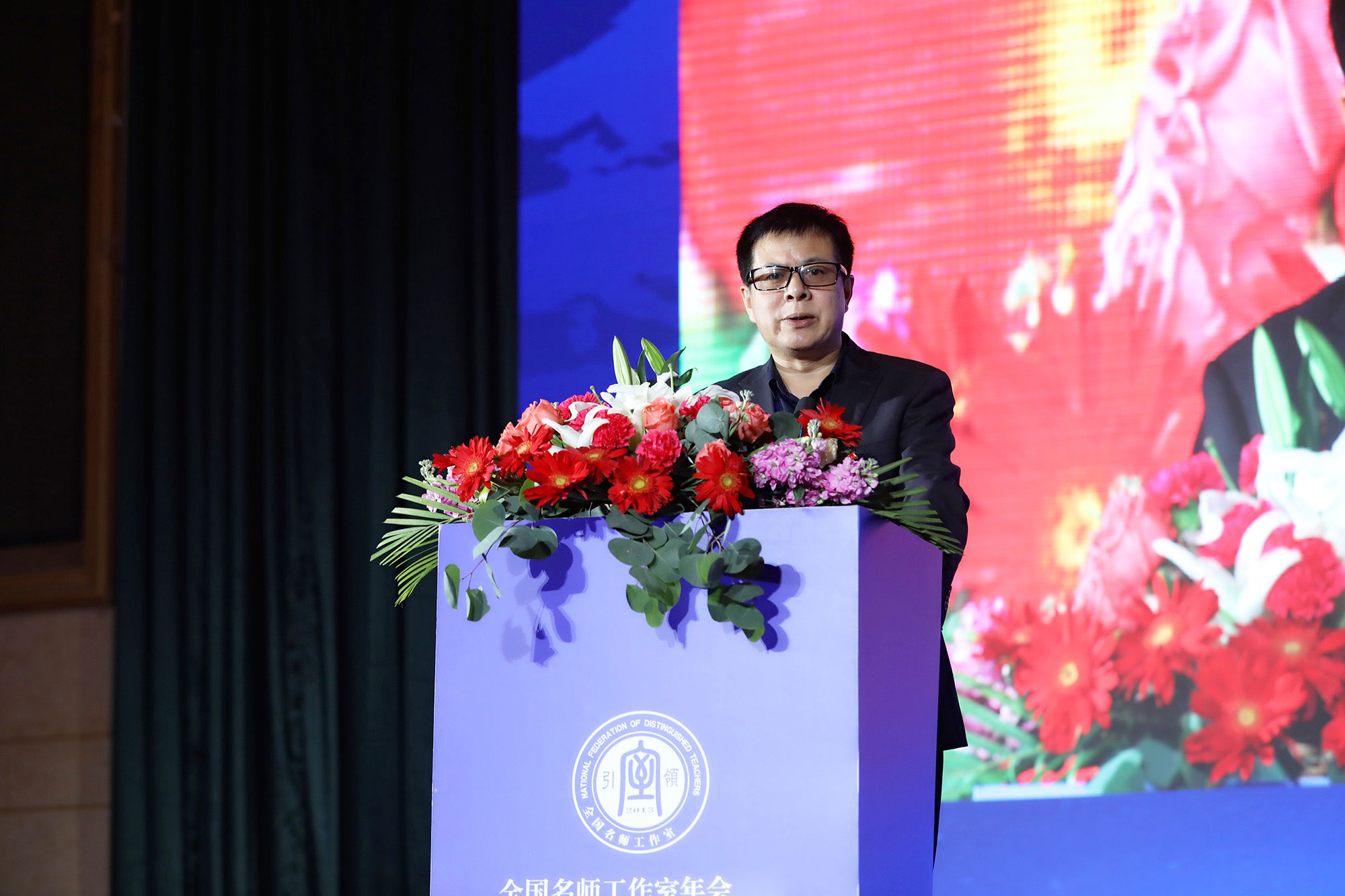 教师是人类灵魂的工程师，是人类文明的传承者，承载着传播知识、传播思想、传播真理，塑造灵魂、塑造生命、塑造新人的时代重任。报着这样的理想追求，我们一如既往致力于名师工作室发展实践研究，致力于教师队伍建设改革探索，致力于教师专业化发展特别是卓越教师的培育成长。我们愿和名师工作室的朋友们一道不忘初心，矢志不渝，不辜负时代重托，不辜负党和人民的期望，按照&ldquo;四有好老师&rdquo;的标准献身教育改革，成就新教育，成就一代名师！