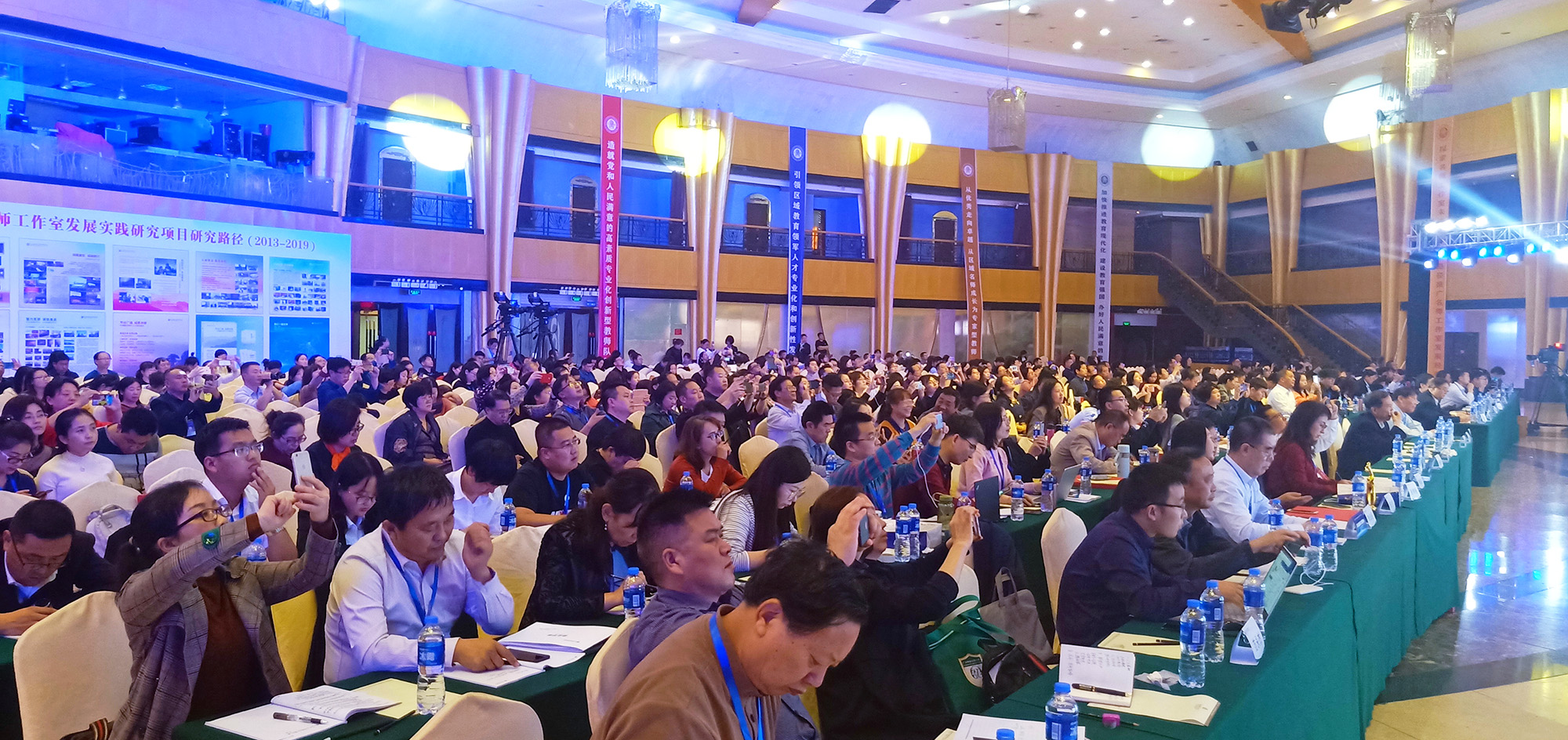 大会以&ldquo;落实立德树人 聚焦三名发展 引领教师从优秀走向卓越&rdquo;为宗旨，秉承&ldquo;共建&rdquo;&ldquo;共联&rdquo;&ldquo;共研&rdquo;&ldquo;共融&rdquo;&ldquo;共享&rdquo;的发展理念，聚焦名师工作室未来发展引领趋势、破解名师工作室发展过程中遇到的难点、热点问题，探索名师工作室未来发展创新路径，推广优秀名师工作室发展经验。会议吸引了来自内外全国20多个省市300余家名师工作室的一千余名骨干教师参与其中。