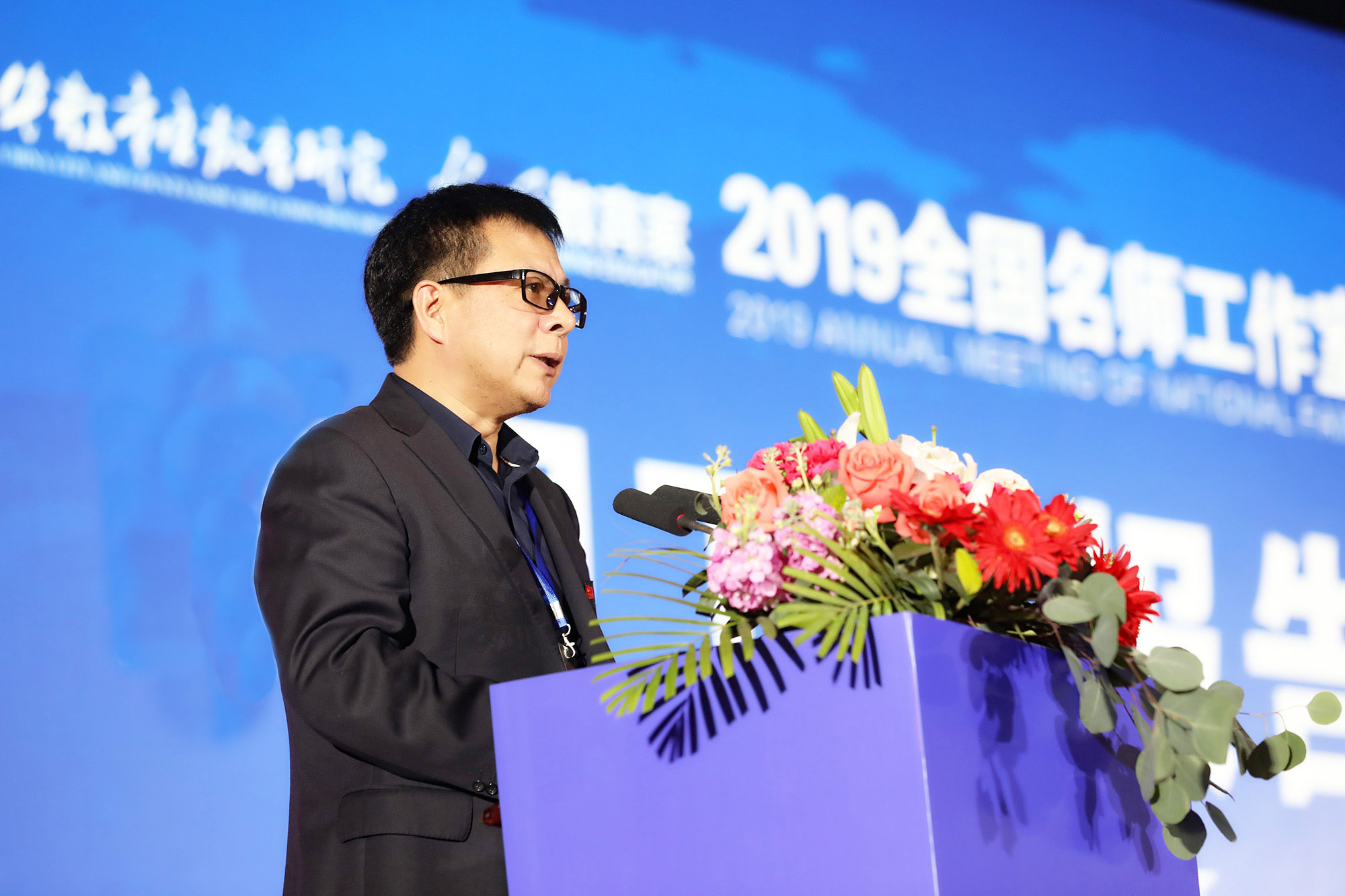 北京中教市培教育研究院院长、中小学名师工作室发展实践研究项目发起人朱孝忠作了研究院工作总结报告。朱院长在报告中强调&ldquo;习近平总书记多次特别强调，要努力构建德智体美劳全面培养的教育体系，形成更高水平的人才培养体系，要把立德树人的成效作为检验学校一切工作的根本标准&rdquo;。