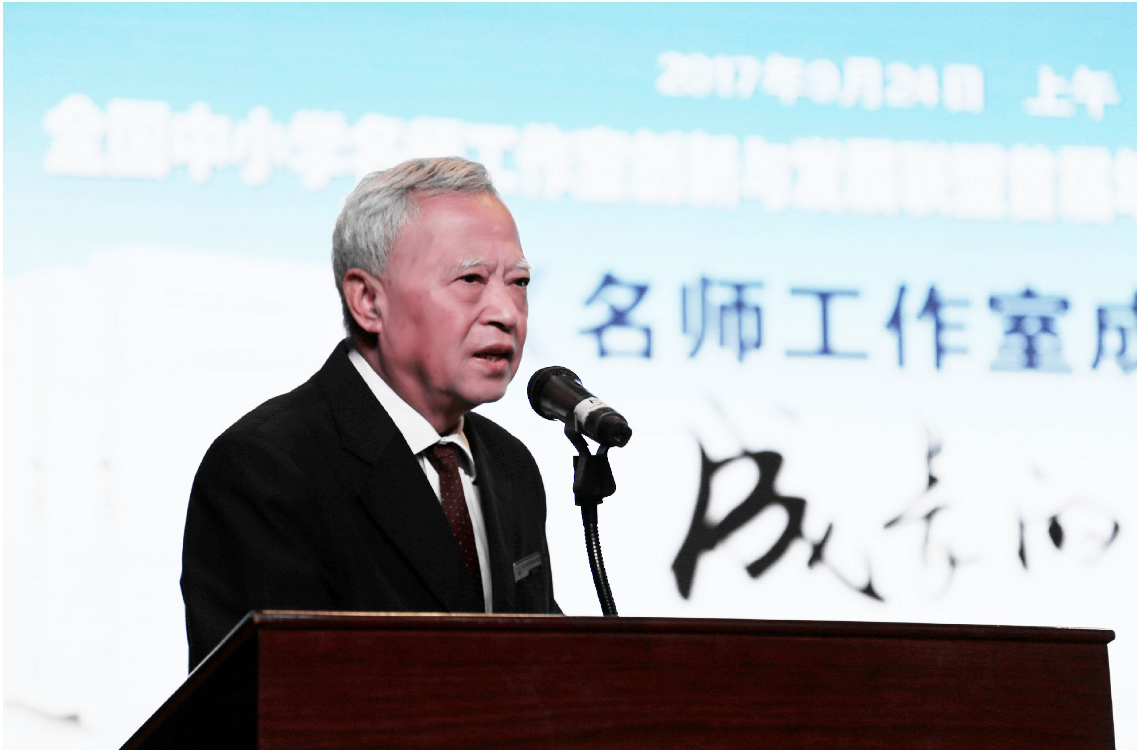 研究院顾问徐安德老书记，德高望重，是一位接地气的教育专家，多个地区教育局和学校顾问，承担本次大会成果评审工作，对首届年会顺利召开做出了重要贡献，受到会员一致好评。