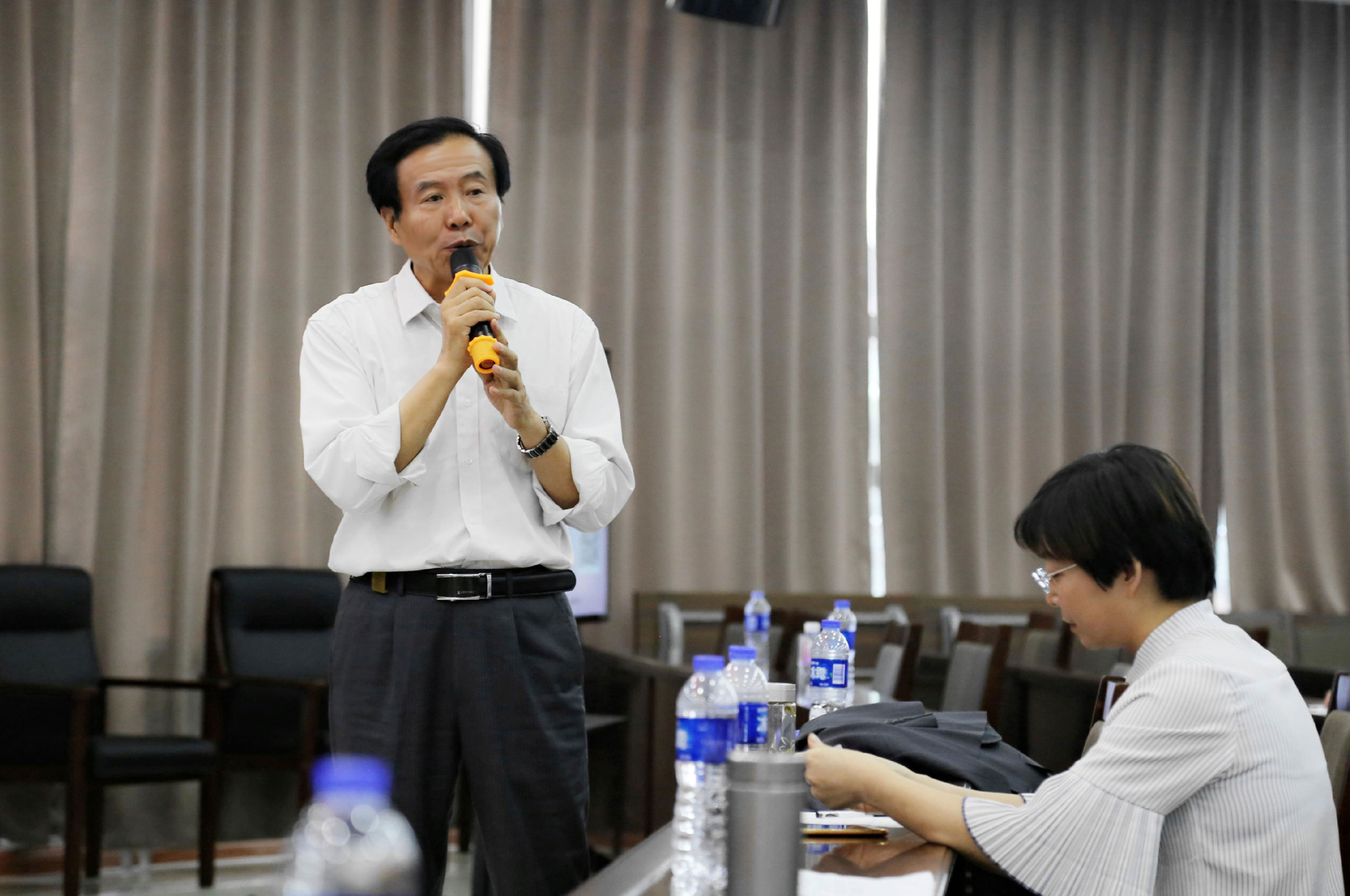 研究院副院长臧富仁、北京市人民政府督学，原首师大附属丽泽中学校长，长期致力于学校文化建设的研究工作，同样是刚结束银川的调研工作，马上投入到本届年会的筹备工作中，他常说一生最喜欢的工作就是教育工作。