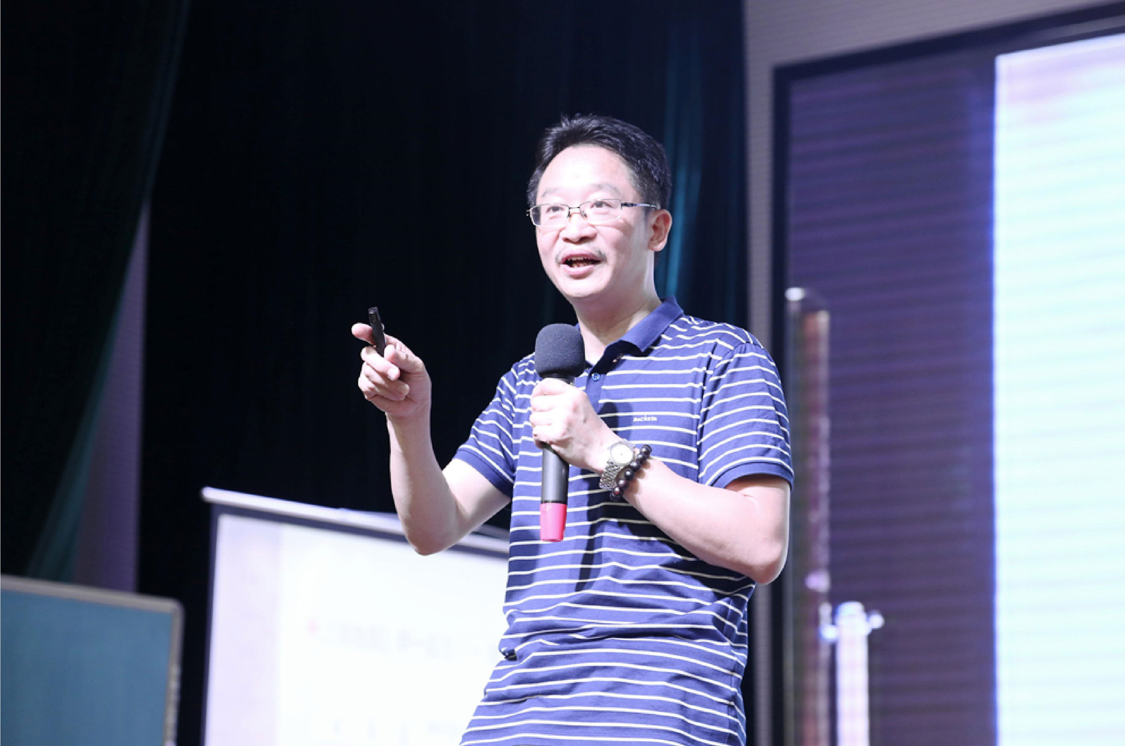 研究院专家蒋守成，特级教师、校长，江苏省乡村骨干教师培训站主持人，全国知名小学数学教学专家，研究院发展建设工作的重要推动者，大会期间除了与教育同行分享自己的教学经验和教学主张外，无偿承担了分会场指导、点评环节和互动交流环节及访谈嘉宾工作。