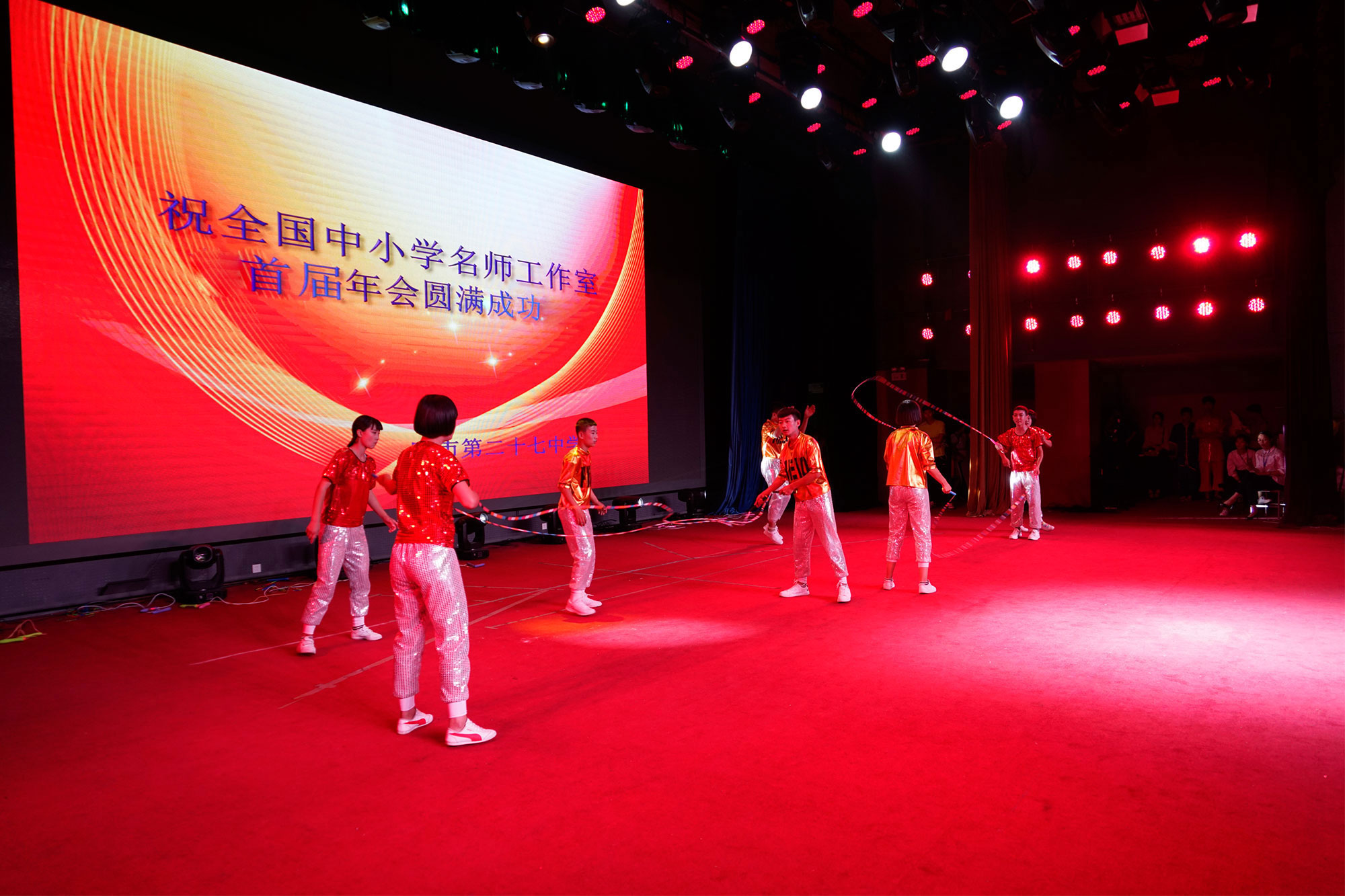 24 日晚上，由呼和浩特艺术工作室与全国其他省市艺术工作室带来的庆祝首届研究院年会胜利

召开文艺汇演，各地工作室的精湛才艺展示，如歌曲、舞蹈、杂技、武术、器乐演奏、书法绘画、给全体参会人员带来视听盛宴，展现草原儿女的好客与热情，将晚会推向高潮。