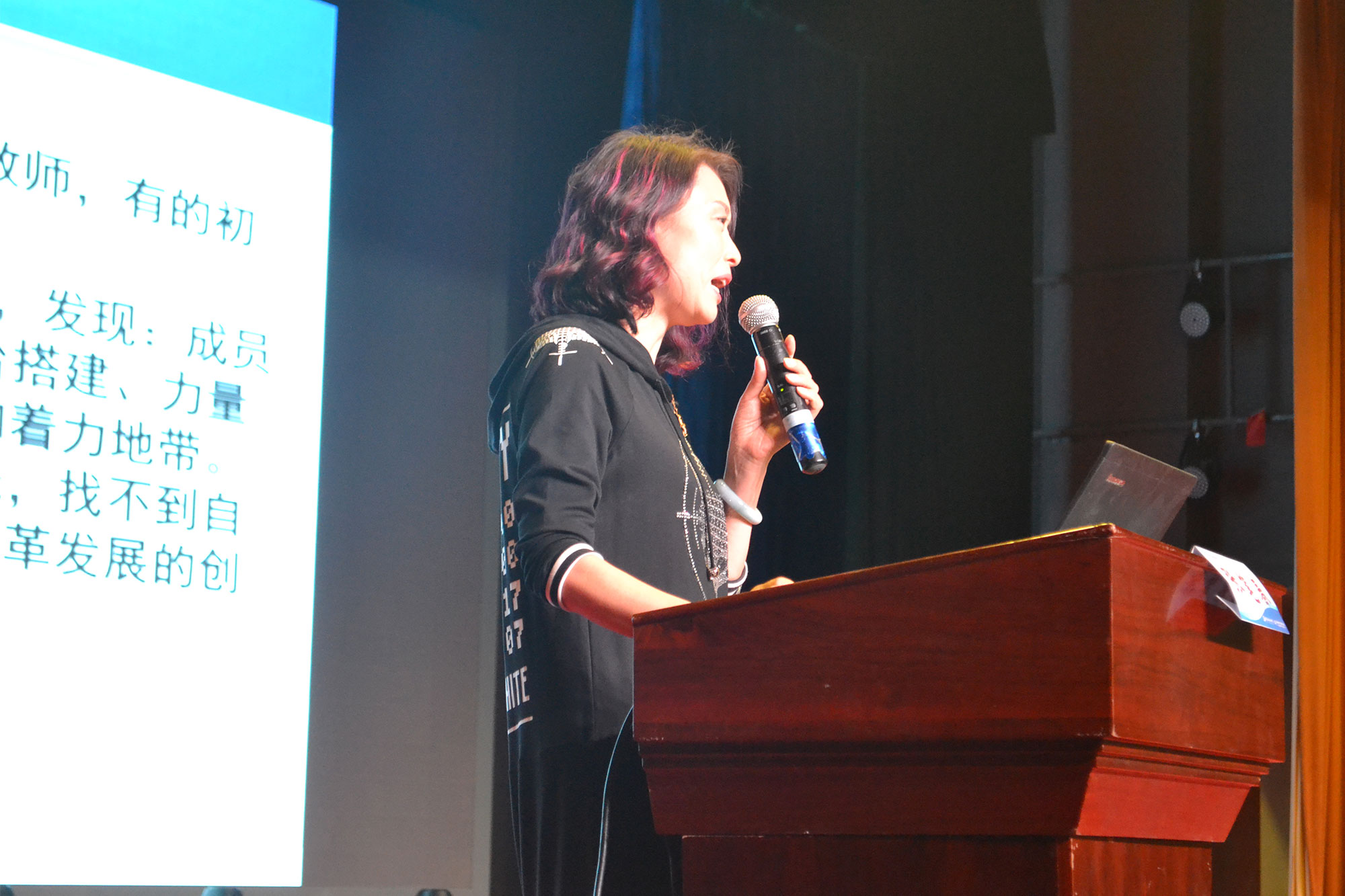 25 日下午将分为中学专场、小学专场、呼和浩特专场进行分论坛，全国通过审核的优秀工作室

将集中展示工作室发展创新成果，而后进行对话访谈，围绕名师工作室做什么？怎么做？发展过程中

的瓶颈问题如何突破、工作室未来如何创新发展等话题展开，分会场气氛热烈、发言踊跃、各抒己见、

直面问题、入木三分，是一次现场参与式研修活动。