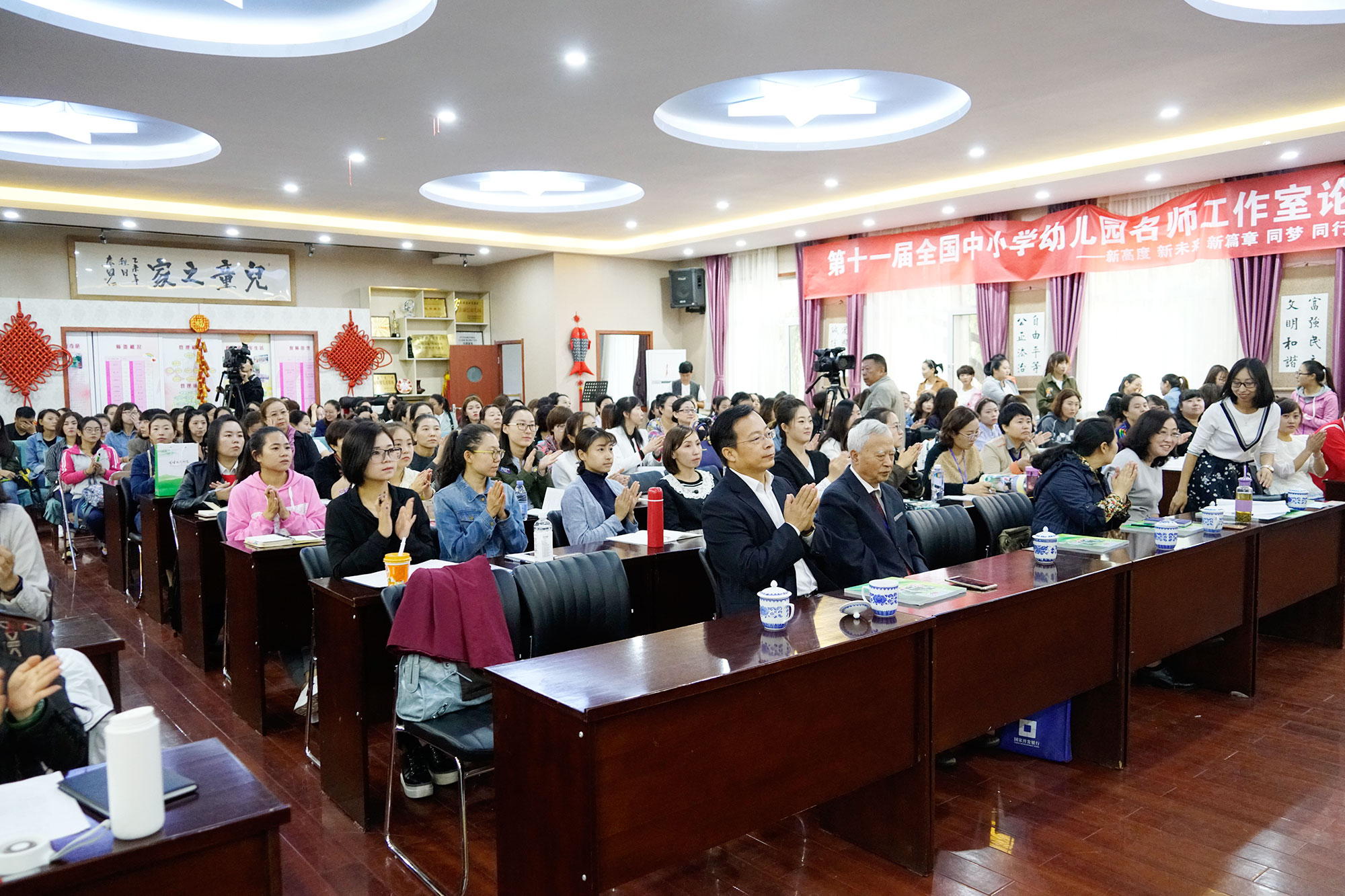25 日下午将分为中学专场、小学专场、呼和浩特专场进行分论坛，全国通过审核的优秀工作室

将集中展示工作室发展创新成果，而后进行对话访谈，围绕名师工作室做什么？怎么做？发展过程中

的瓶颈问题如何突破、工作室未来如何创新发展等话题展开，分会场气氛热烈、发言踊跃、各抒己见、

直面问题、入木三分，是一次现场参与式研修活动。