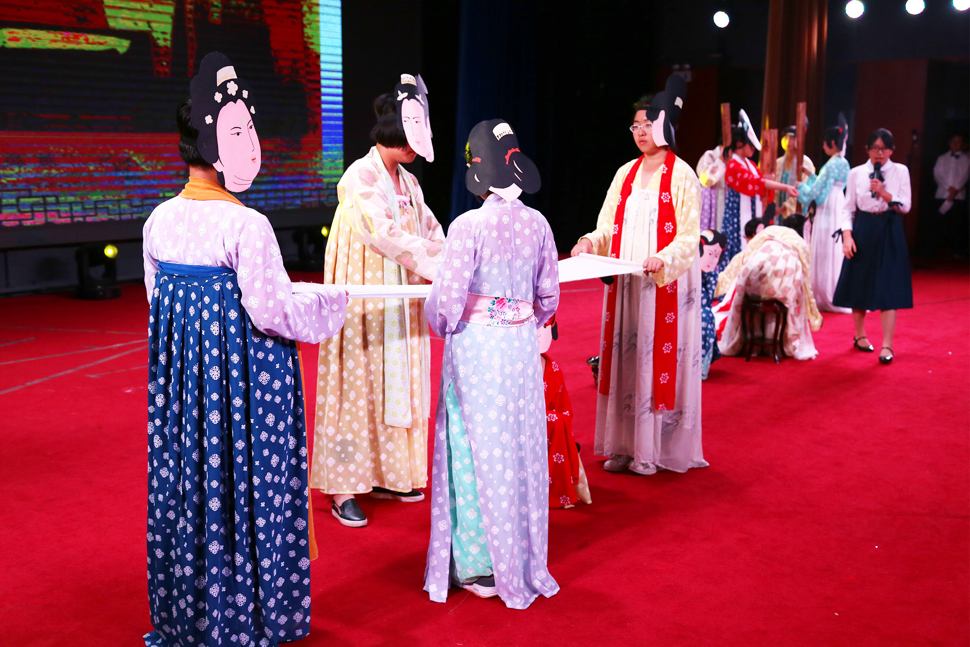 24 日晚上，由呼和浩特艺术工作室与全国其他省市艺术工作室带来的庆祝首届研究院年会胜利

召开文艺汇演，各地工作室的精湛才艺展示，如歌曲、舞蹈、杂技、武术、器乐演奏、书法绘画、给全体参会人员带来视听盛宴，展现草原儿女的好客与热情，将晚会推向高潮。