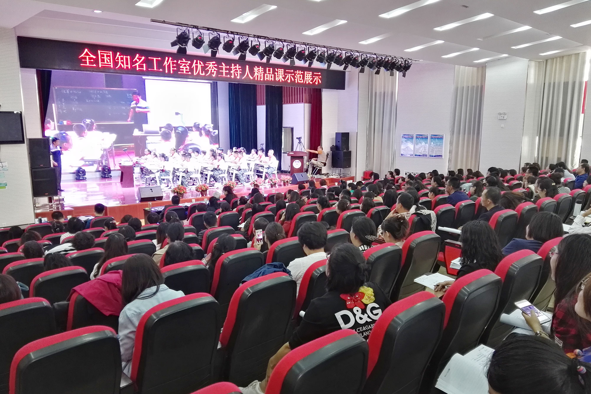 25 日上午，全国优秀名师工作室知名主持人精品课展示专场，在师大附中、呼市十八中、四中、

大学路小学、自治区党委幼儿园十几个分会场同步上演，展示课涵盖中小学各学科的名师精湛课堂水

平，由研究院专家徐长青、潘建明、蒋守成、郭昶、何夏寿、李宝玉、陈冠夫及理事杨凌霄、邱长

志、曾志安、张秀香、张欣、曹雪丽及呼和浩特优秀主持人与全国各地优秀主持人研课、说课、论课，

进行互动交流，共同探讨有效教学，课堂教学转型与创新。