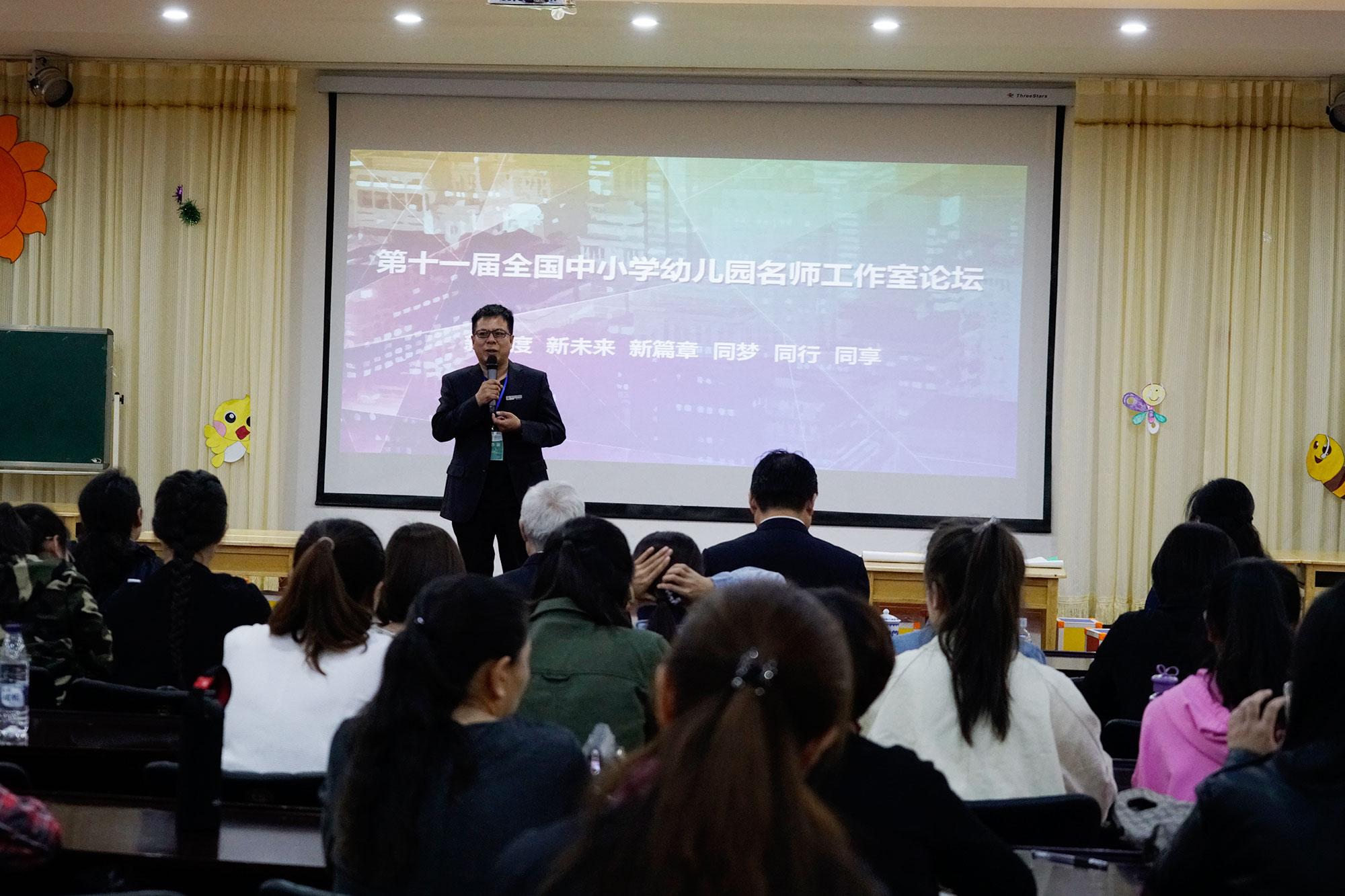 26 日上午来自呼和浩特及全国各地参加展示的八十多节各学科、学段的代表工作室优质课堂的

展示课将在中学、小学、幼儿园各分会场同步进行，这些课堂代表了工作室发展建设成果，是一次

课堂交流、深入碰撞、取长补短、优势互补特色课堂交流活动。各工作室可谓是八仙过海，群英聚

会，优秀工作室特色课堂展示、说课展示、经验交流展示等，每个分会场都热情洋溢，参会与参展

的各地工作室都抱着学习取经的态度，对本次活动内容的安排与创意赞不绝口。