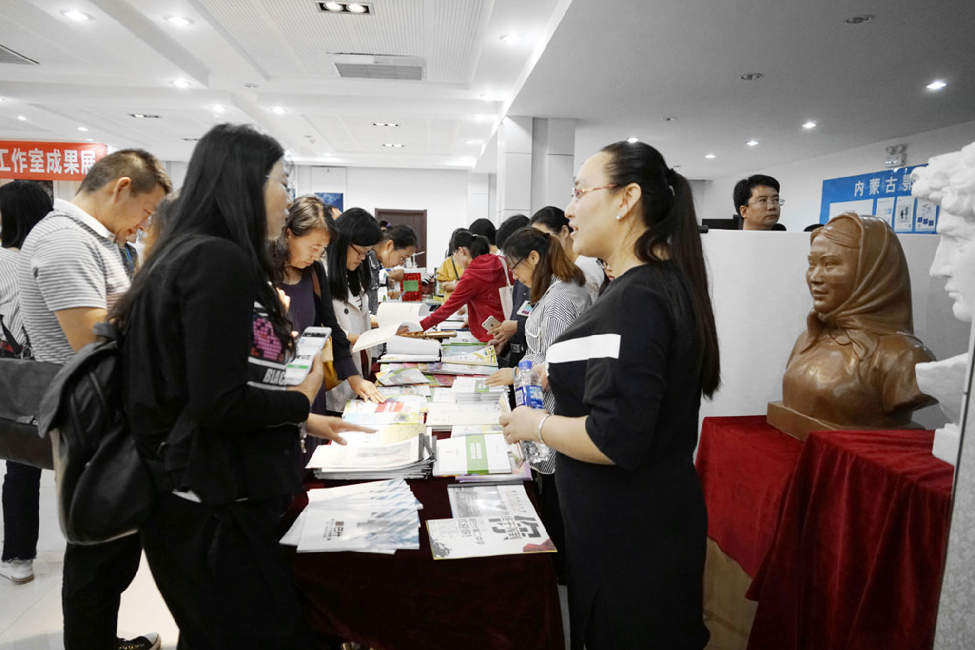 25 日下午，位于体育馆的名师工作室发展建设博览会正式向参会代表开放，各种成果、出版

物、实物琳琅满目，令人目不暇接，相互借鉴、交流、相互赠送成果，借此机会深入交流，结成友好对子，每个参展作品无不体现工作室的辛勤劳动成果和和智慧结晶。博览会是本次大会的一大亮点。
