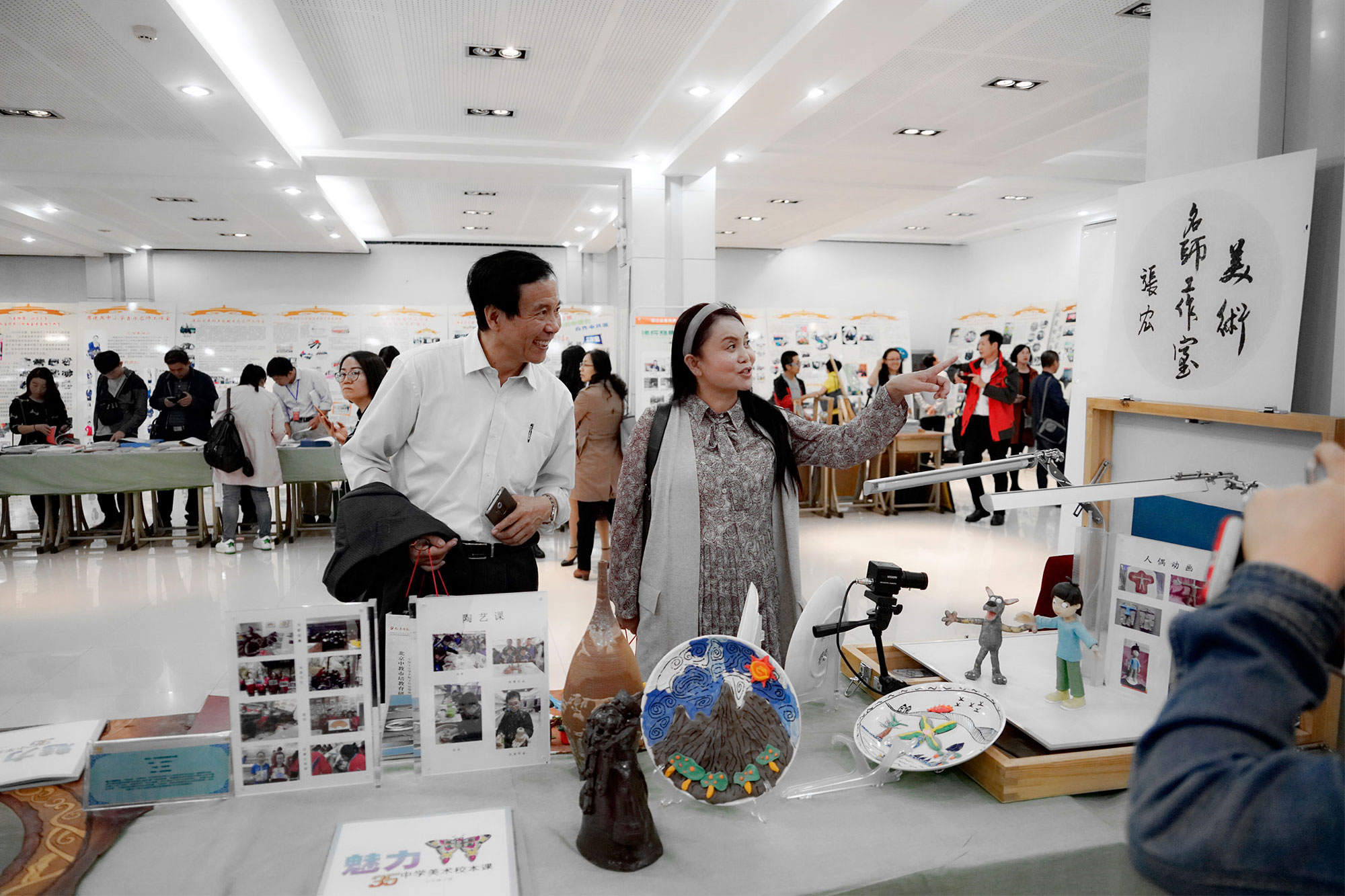 25 日下午，位于体育馆的名师工作室发展建设博览会正式向参会代表开放，各种成果、出版

物、实物琳琅满目，令人目不暇接，相互借鉴、交流、相互赠送成果，借此机会深入交流，结成友好对子，每个参展作品无不体现工作室的辛勤劳动成果和和智慧结晶。博览会是本次大会的一大亮点。