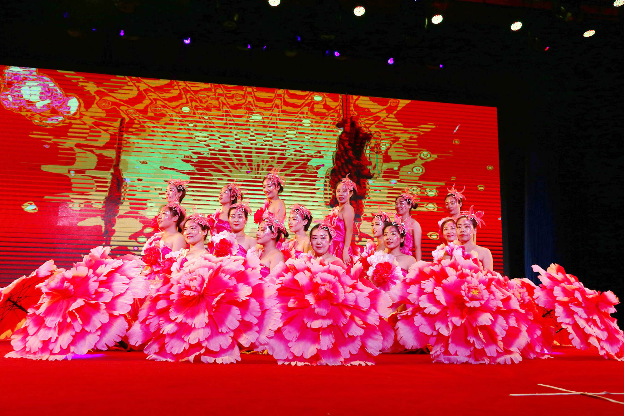 24 日晚上，由呼和浩特艺术工作室与全国其他省市艺术工作室带来的庆祝首届研究院年会胜利

召开文艺汇演，各地工作室的精湛才艺展示，如歌曲、舞蹈、杂技、武术、器乐演奏、书法绘画、给全体参会人员带来视听盛宴，展现草原儿女的好客与热情，将晚会推向高潮。