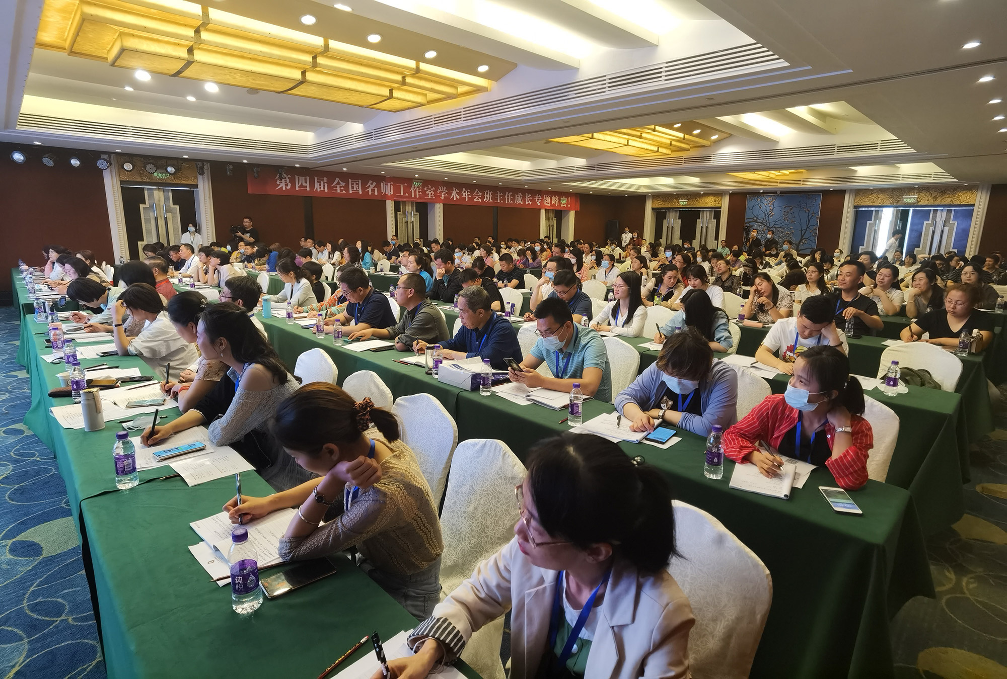 &ldquo;助人自助&rdquo;&mdash;&mdash;帮助学生成长，班主任也在成长。成长是一种美丽的痛，我们要让学生感受到安全感才有勇气探索未知的世界，有安全感的学生更乐观、更积极、更乐于挑战、更容易具有&ldquo;成长性思维&rdquo;。