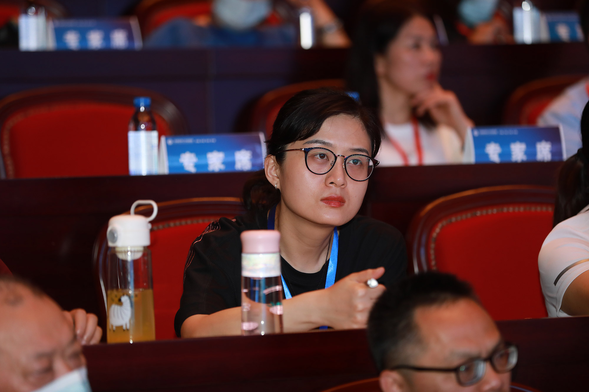 学员认真听讲。本届学术年会的主题是&ldquo;不忘立德树人初心，牢记为党育人为国育才使命聚焦教育智慧，构建教育发展新格局&rdquo;。它的隆重召开，不仅仅是后疫情时代全国名师齐聚的一件盛事，更是一场举世无双的盛会，透过它，让我们看到了期待已久的未来教育盛景的到来。