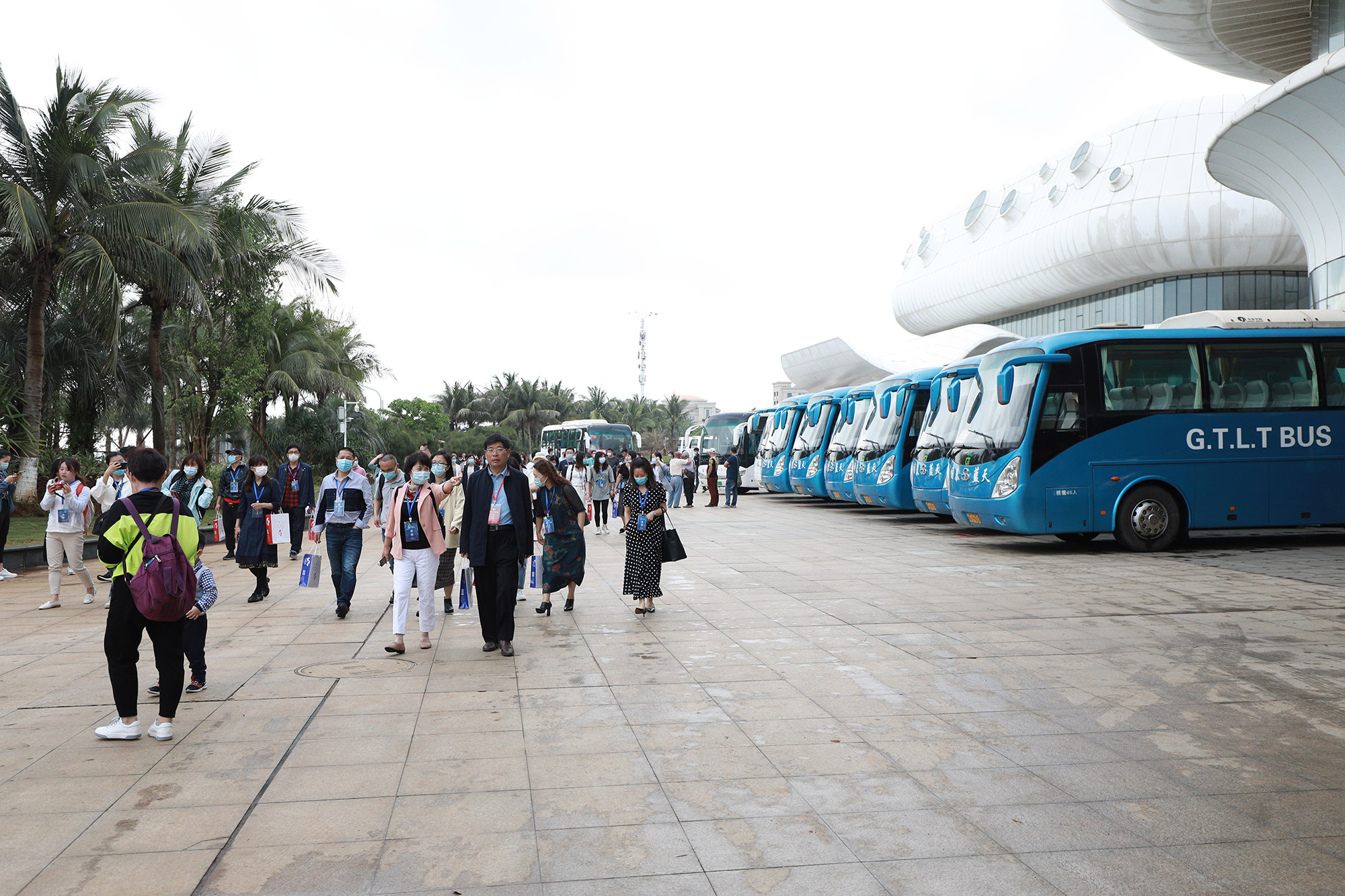 学员步入会场。在&ldquo;十四五&rdquo;的开局之年召开第四届研究院学术年会，聚焦名师工作室如何引领团队走向卓越，探索&ldquo;后疫情&rdquo;时代名师工作室发展引领趋势、名师工作室创新发展路径，推广优秀名师工作室发展经验，无疑对未来各地名师工作室的发展有着十分深远的意义和重大影响。