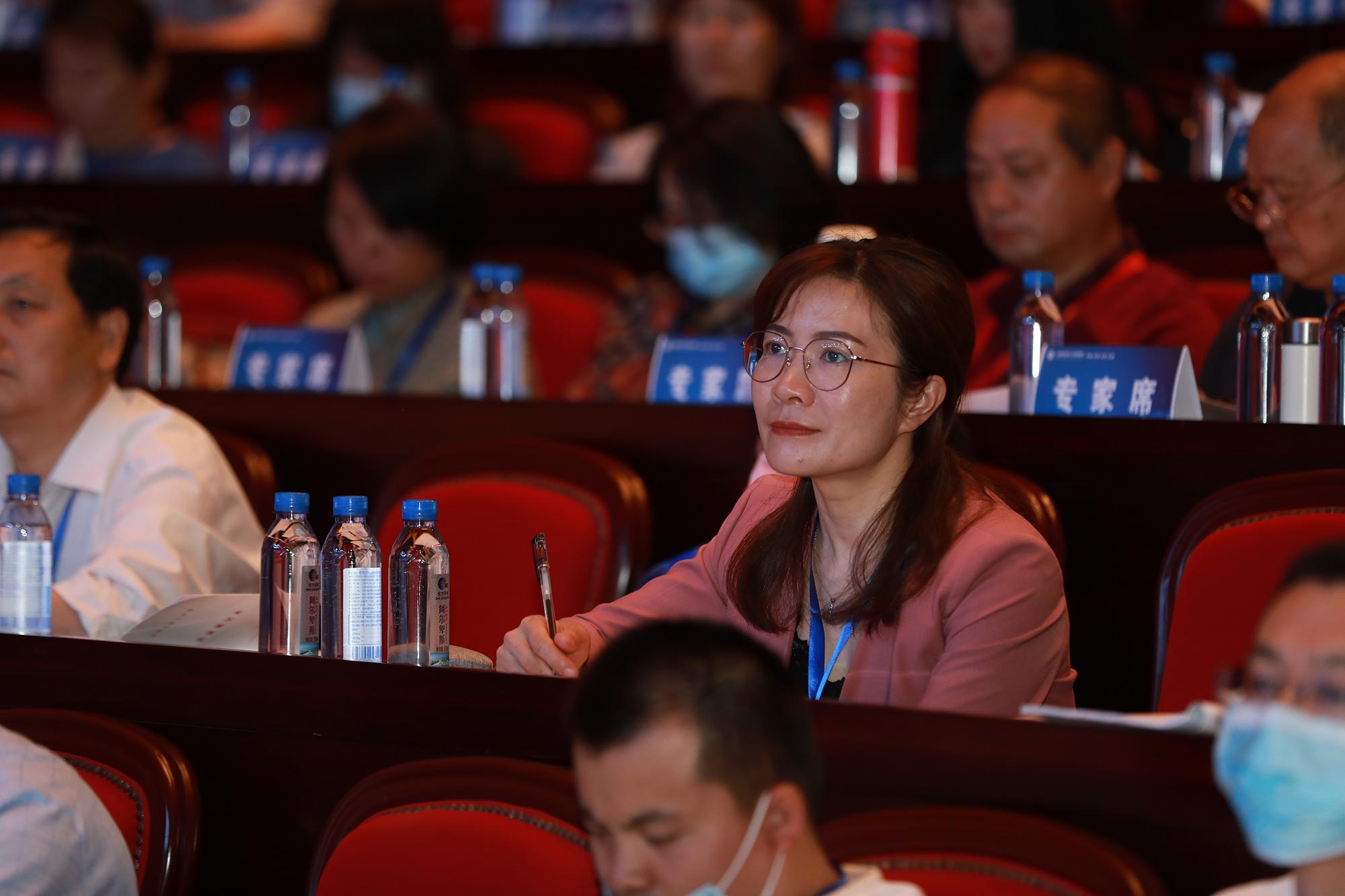 本书提供了一大批可以触摸到的有血有肉、有温度的卓越教师的榜样，淡化了学科、学段的界限，突出了&ldquo;引领走向卓越&rdquo;的主题，回答了在走向卓越路上应抓住的关键环节及破解难题的策略、方法。这对名师工作室今后的发展，具有十分重要的现实指导意义。对于教育部门各层次、各方面领导、教研员，对于校长（园长）、教研组长乃至一线教师同样具有十分重要的指导意义。