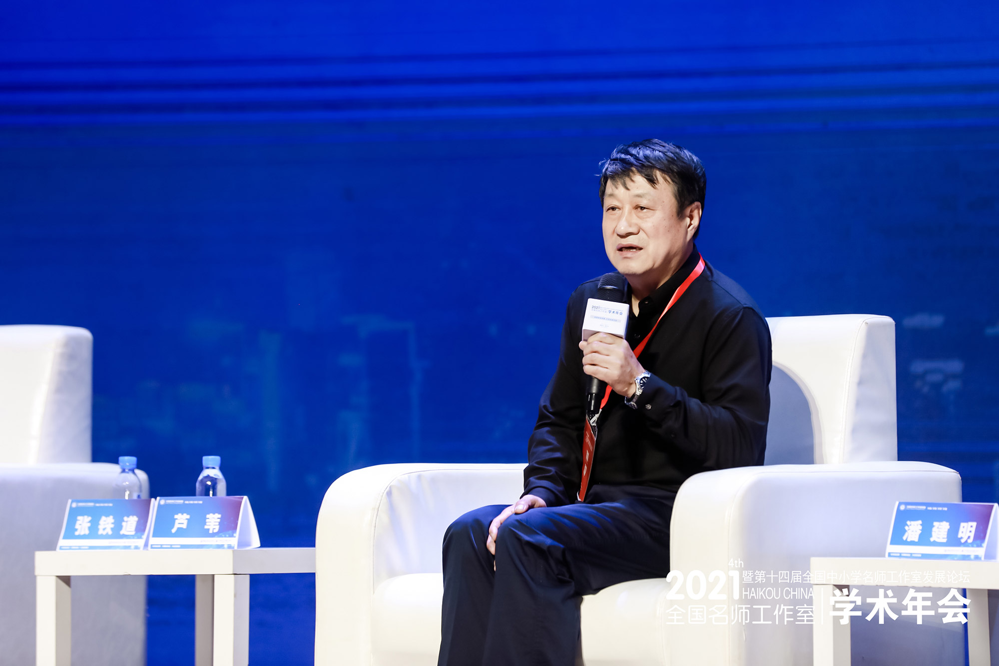 芦苇老师谈到了&ldquo;卓越教师与骨干教师的区别&rdquo;。潘建明老师谈到&ldquo;如何成为卓越教师&rdquo;的四点要求：一是不仅在自己学科出色，还要有一片自己的教学天地；二是在学生、家长、同事心中得到认可；三是有效的教育教学方法，引领地区发展；四是关注每一个学生发展。