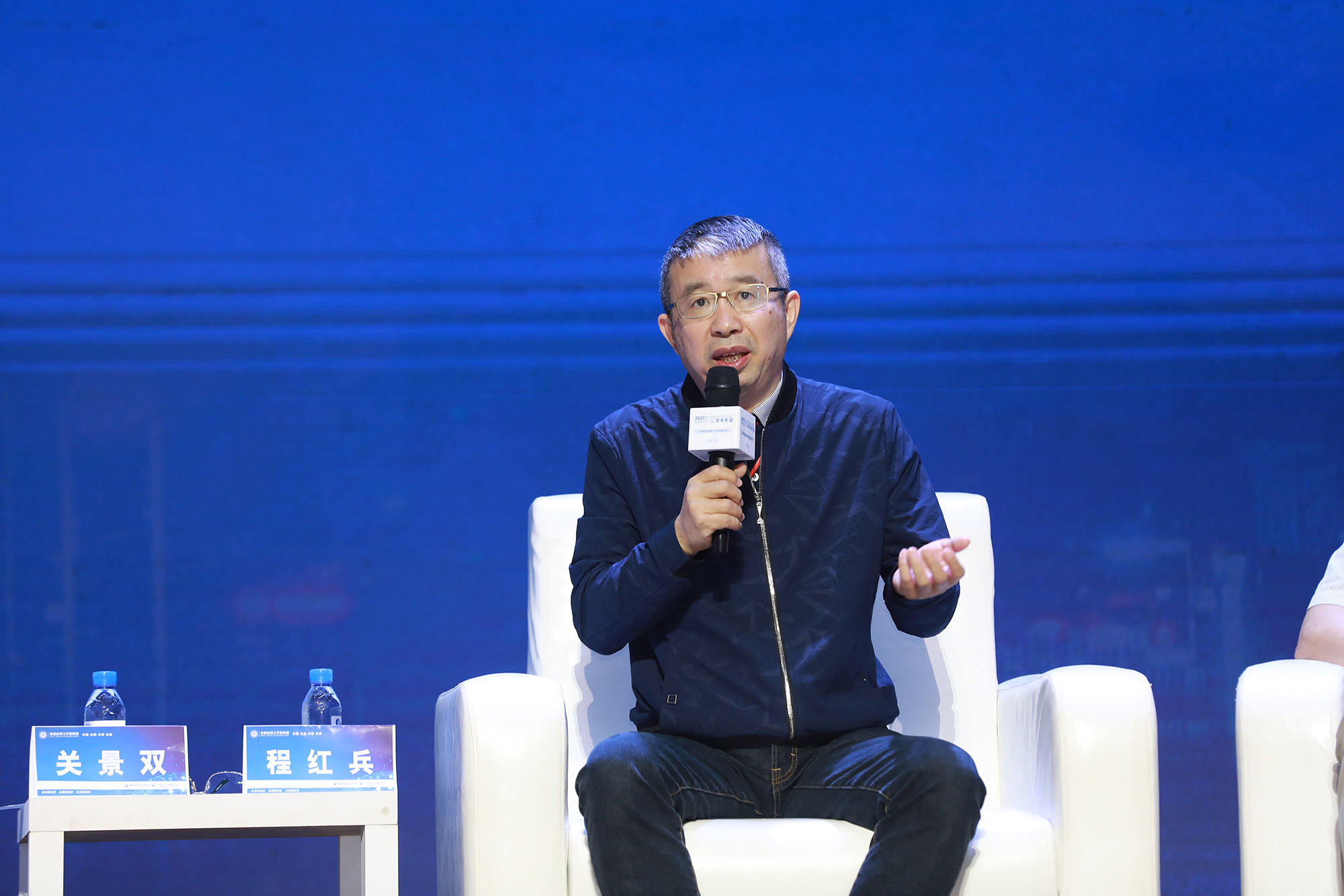 程红兵谈了&ldquo;卓越教师的判定&rdquo;问题，卓越教师应具有教师情怀、长期教育教学实践成绩显著、著作等身、影响力强等特征。