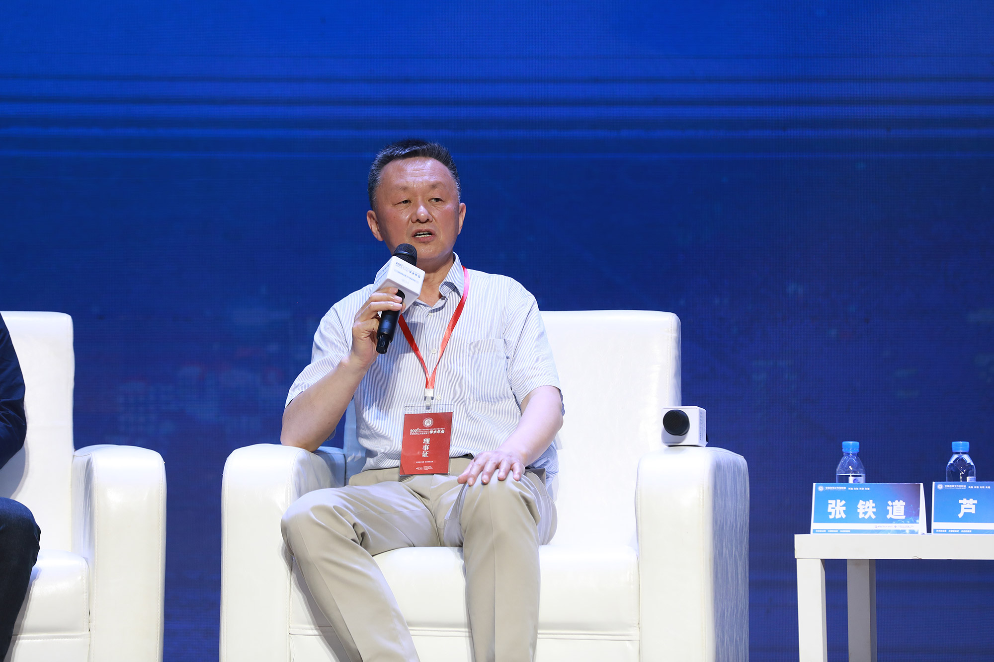 张铁道老师就&ldquo;名师工作室如何培养卓越教师&rdquo;发表自己的观点，优秀的团队必定是卓越教师的共同成长体和能力成长延续体。