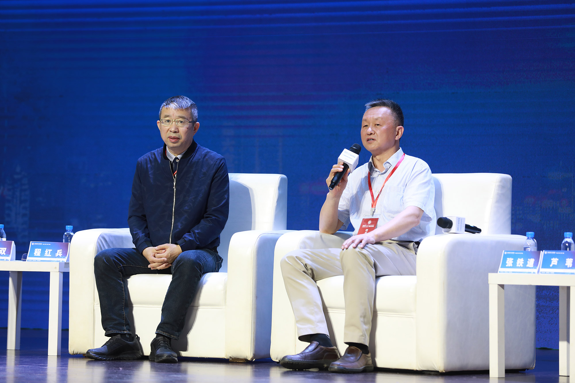 张铁道老师就&ldquo;名师工作室如何培养卓越教师&rdquo;发表自己的观点，优秀的团队必定是卓越教师的共同成长体和能力成长延续体。