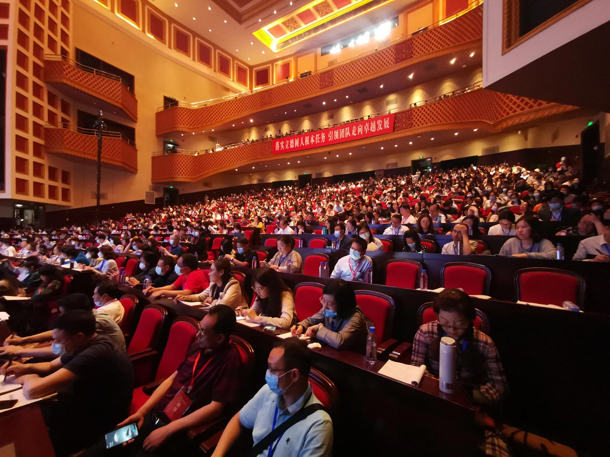 我们要清楚，成长的力量在教师的内心，我们能做的是唤醒、支持、展现。尤其专家们深邃的思想、独到的见解、生动形象的语言，将卓越的教师的特质娓娓道来，作为一名卓越教师需以立德树人为矢志不渝的追求，教学中贯彻立意高远，成长路上行得稳，做得出，方能活出自己的精彩！&ldquo;行同趋同，千里相从&rdquo;，古交团队的学员们奔赴千里共襄盛会，我们心中有一份坚定的信念，有火热的情怀，有执着的追求。