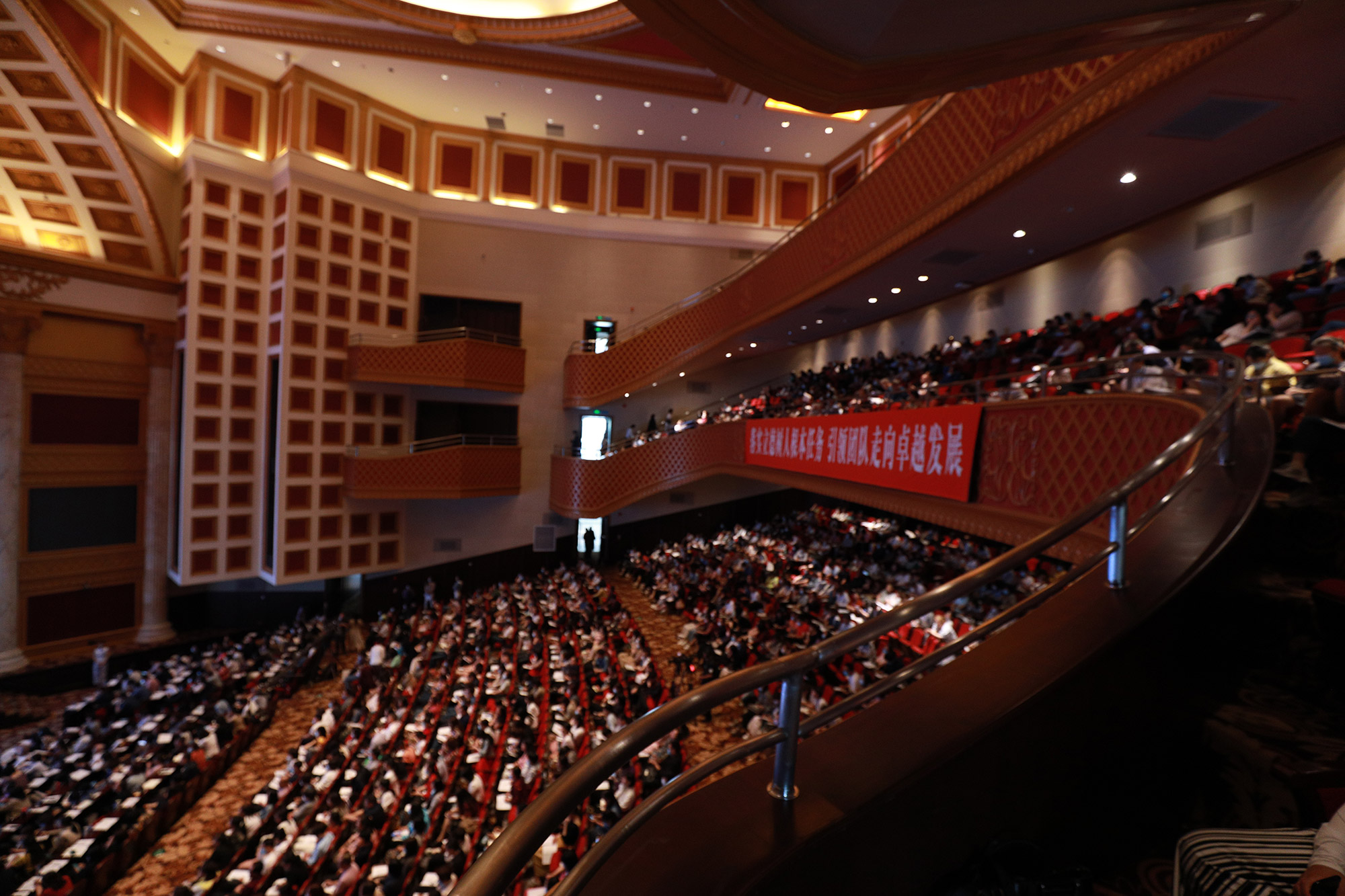 北京中教市培教育研究院顾问、金茂学校总校长兼金茂教育研究院院长程红兵老师更是做了《如何构建新时代学校发展新格局&mdash;&mdash;未来学校--金茂表达》《未来的课堂教学》两个讲座，分别从学校、课堂对未来教育的发展趋势进行了剖析，让我们看到了未来学校、课堂发展新格局的构建及前景，拓宽了我们的眼界，为我们指明了前行的方向。