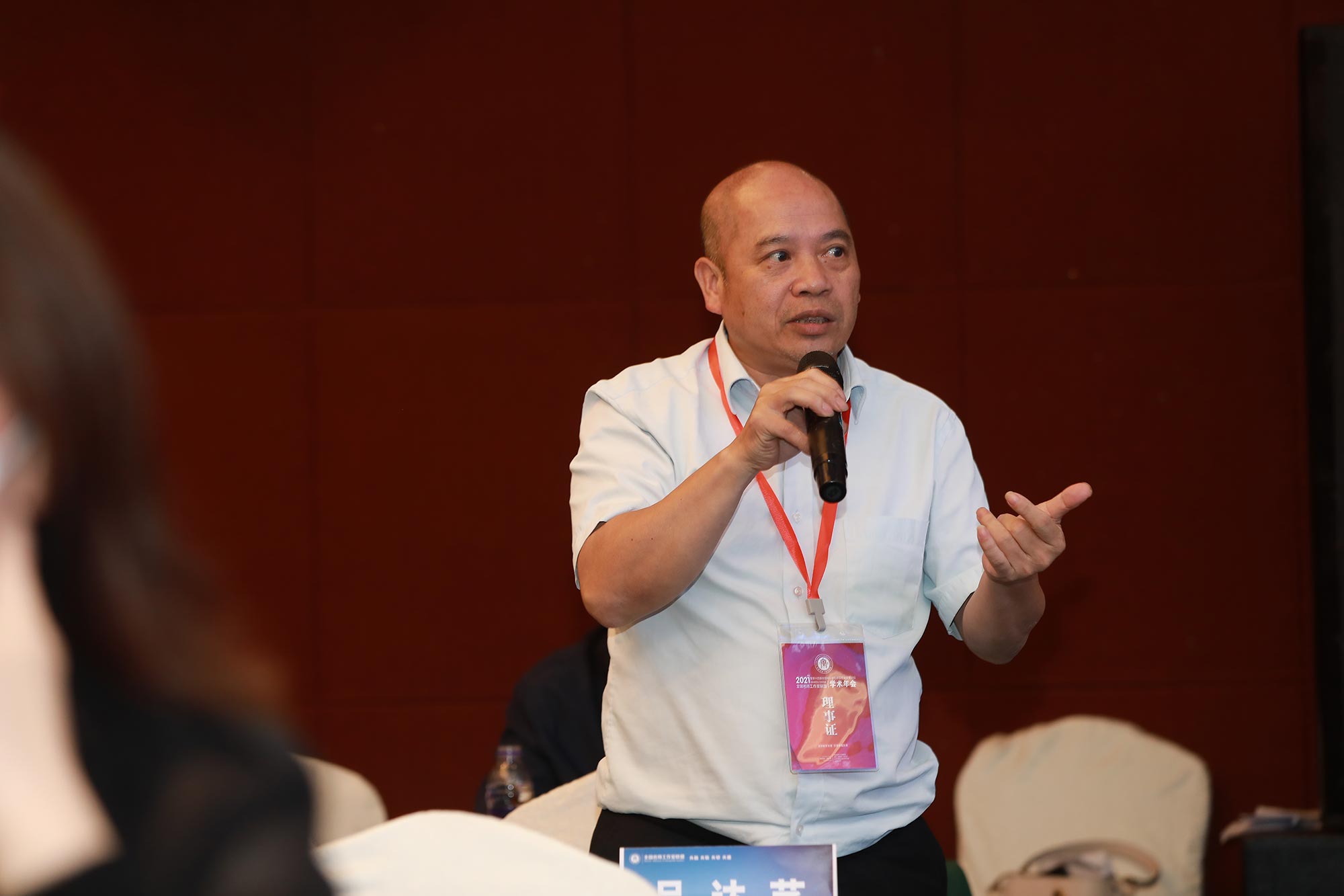 要开展区域交流式教研训，拓宽工作室活动空间，真实地开展实践性教与研，提升名师和成员的专业水平和专业能力。要把城乡教育均衡发展纳入名师研究内容，名师及其工作室成员要成为送教下乡的轻骑队和轻骑兵。研究院在立足课堂基点上还应开展学生生涯教育和家校合作的研究。