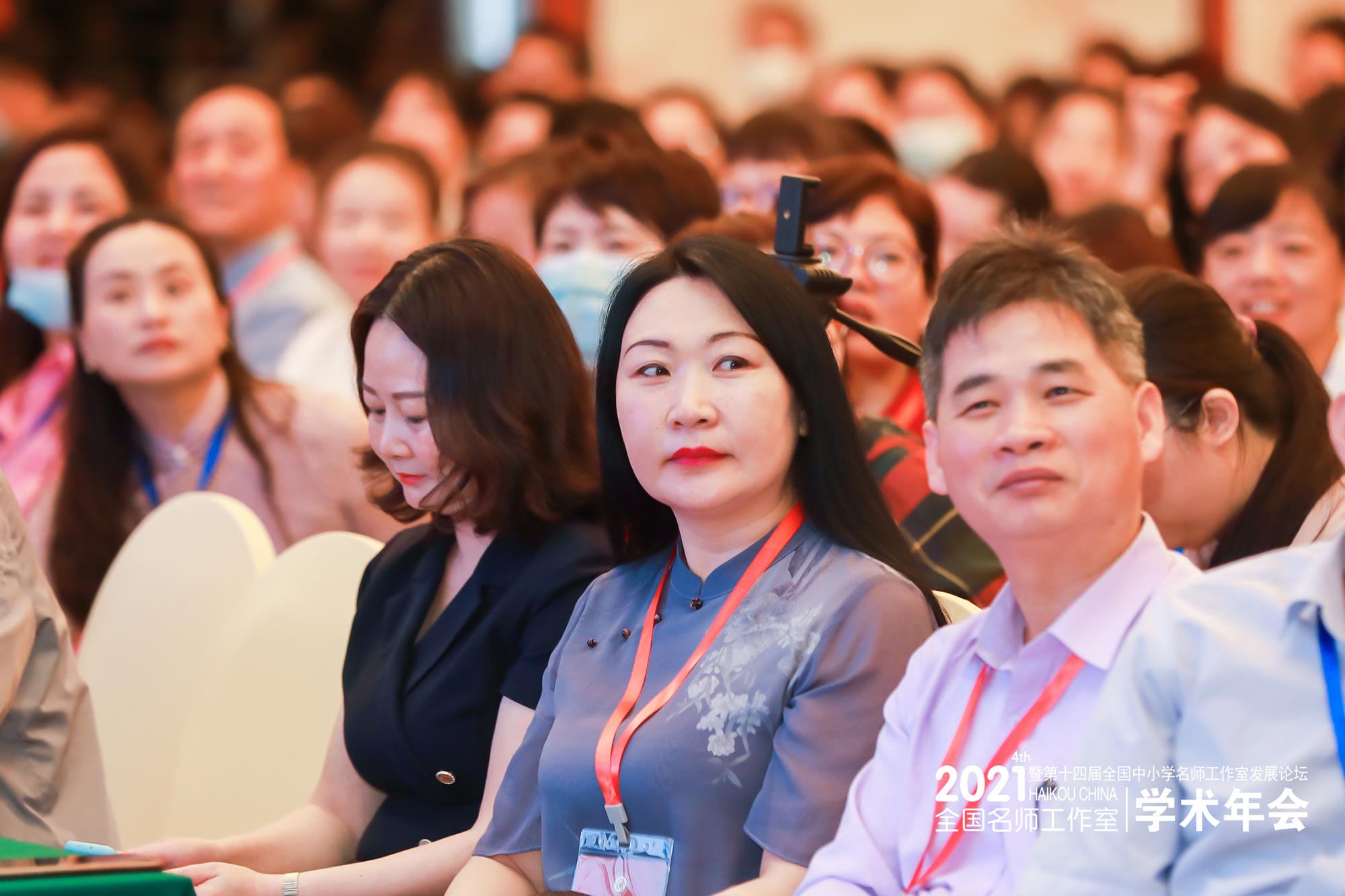 年会以&ldquo;落实立德树人根本任务，引领团队走向卓越发展&rdquo;为主题，聚焦名师工作室如何引领团队走向卓越，采用&ldquo;合&mdash;&mdash;分&mdash;&mdash;合&rdquo;方式，分为跨界视角、圆桌论坛、卓越引领、专题峰会、故事汇五个环节，有序推进。