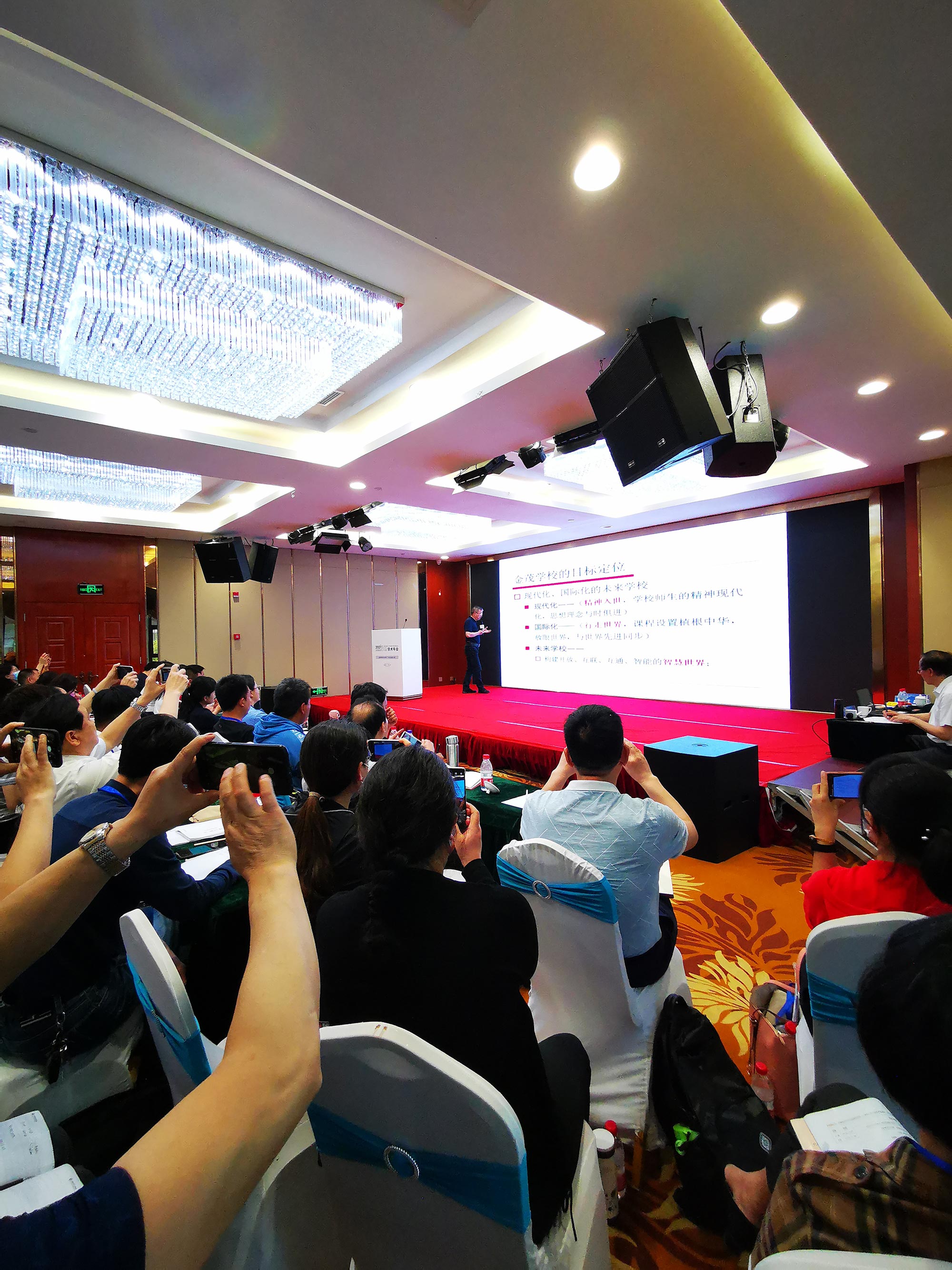 同时，程红兵校长对&ldquo;知识&rdquo;和&ldquo;学习&rdquo;有更新的认识，引领我们思索，面向未来要培养什么样的人才，以及寻找培养路径。具有国际化视野的中外对比与分析，让我们陷入思考，面向未来的学校应该是什么样的。或许当下，并不能得出答案，但是被引燃的思维会不停地寻找答案。这也许就是培训的意义所在。