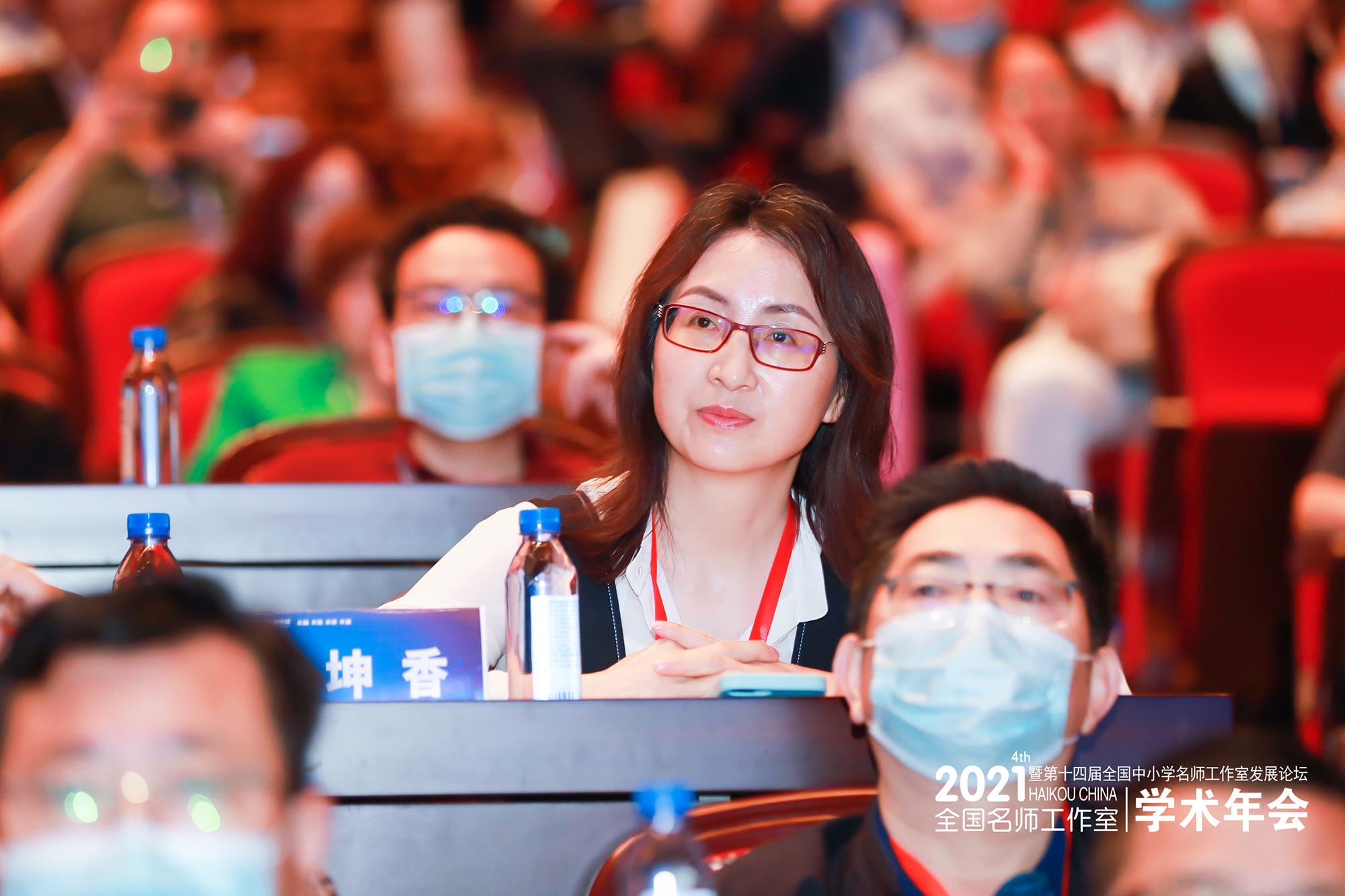 &ldquo;你的作业本就是你的国家，你的学生本就是你的国家。&rdquo;北京中教市培教育研究院副院长、江苏省常州市田家炳中学副校长、全国模范教师潘建明围绕&ldquo;自觉教育&rdquo;这一思想理念为我们带来了精彩生动的专题讲座&mdash;&mdash;深耕课堂：工作室成员专业发展的引擎。