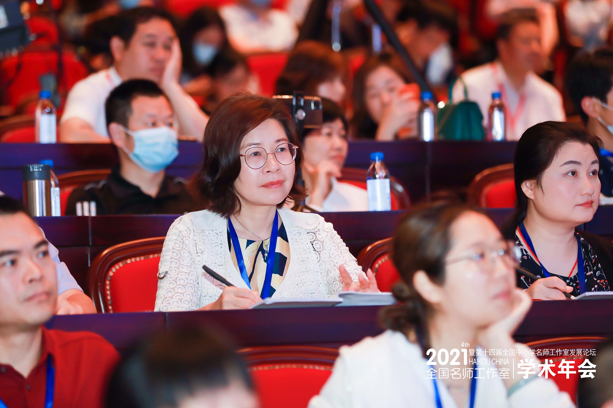 &ldquo;苔花如米小，也学牡丹开&rdquo;，许多来自教育教学一线的名师们在专题峰会上作了专题发言和成果展示，交流了多彩的宝贵经验，张坤香、王晓川、王颖讲了各自工作室的成长故事，带给大家很大的敬佩和感动。