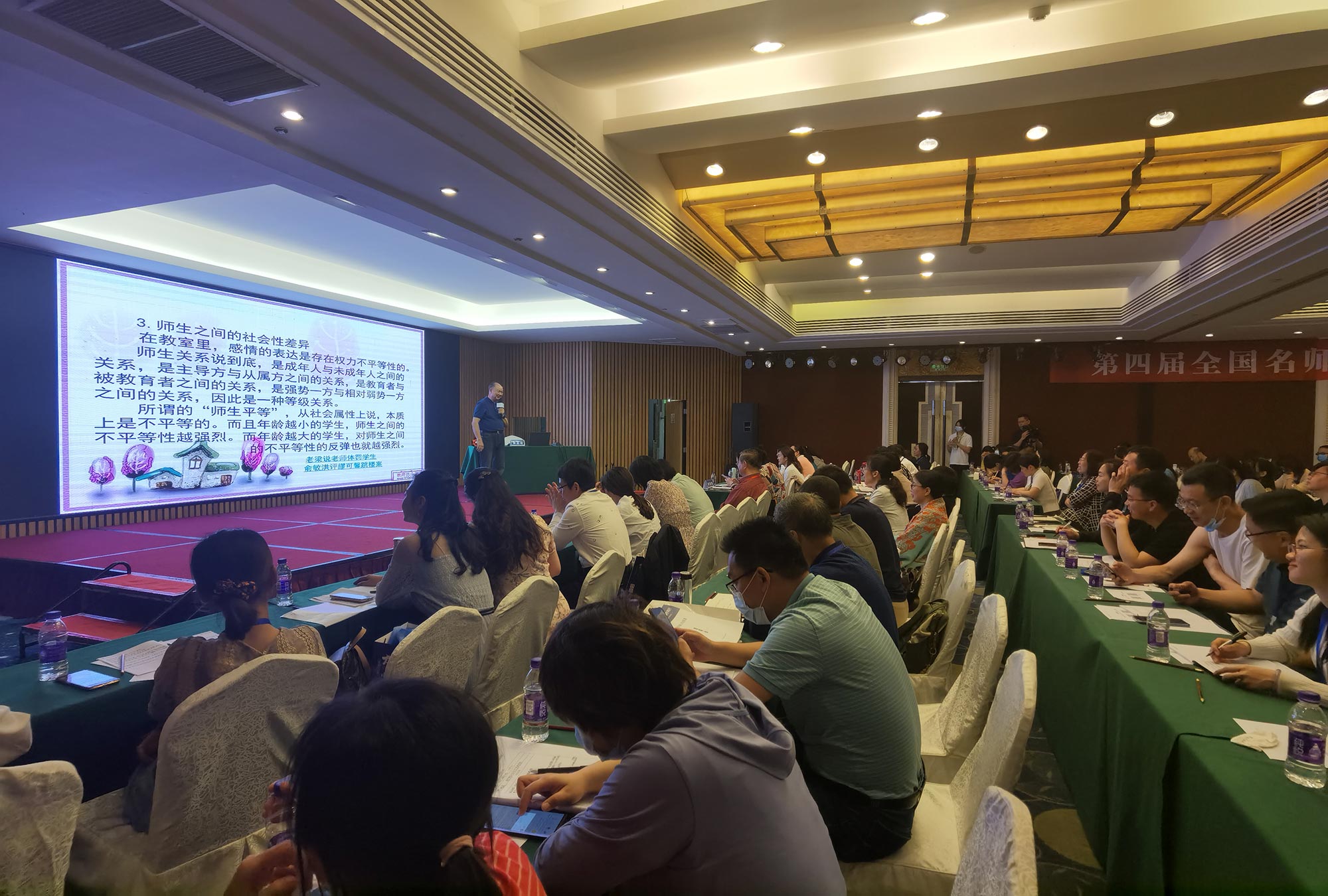 我们对班级管理存在的问题应该和学生共同解决，让学生广泛参与班级事务，具有主人翁意识，关注学生的需求，以学生为主体，利益共享，情感共融，使学生对班级有强烈的归属感。师生要明确自己应该承担的责任和义务，协调各种变动关系，共同商谈问题的对策，成为集体的管理者、教育的合伙人和成长的共同体。