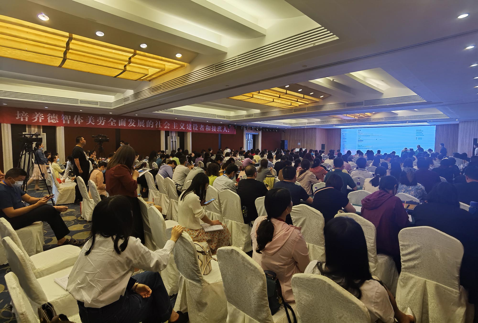 &ldquo;助人自助&rdquo;&mdash;&mdash;帮助学生成长，班主任也在成长。成长是一种美丽的痛，我们要让学生感受到安全感才有勇气探索未知的世界，有安全感的学生更乐观、更积极、更乐于挑战、更容易具有&ldquo;成长性思维&rdquo;。