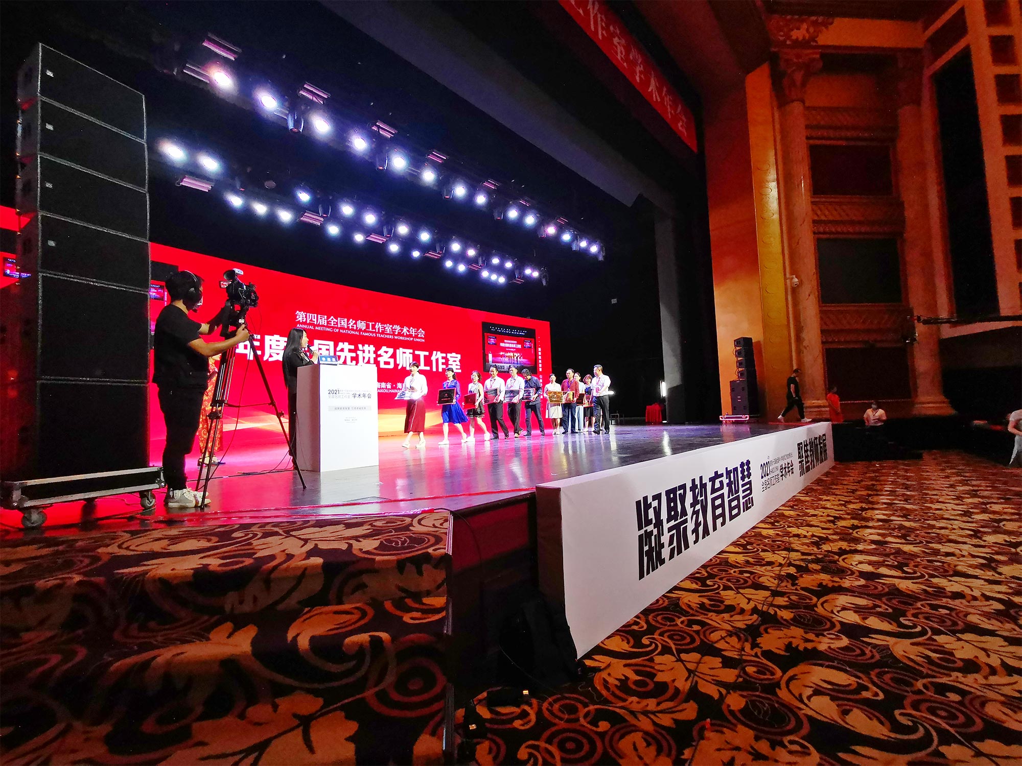 2017年5月，我又应邀参加了北京中教市培教育研究院在上海举行的全国中小学教研创新成果展示博览会，在会上我做了《核心素养下的教学设计&mdash;&mdash;以〈端午的鸭蛋〉为例》的说课展示，潘建明老师进行了点评。