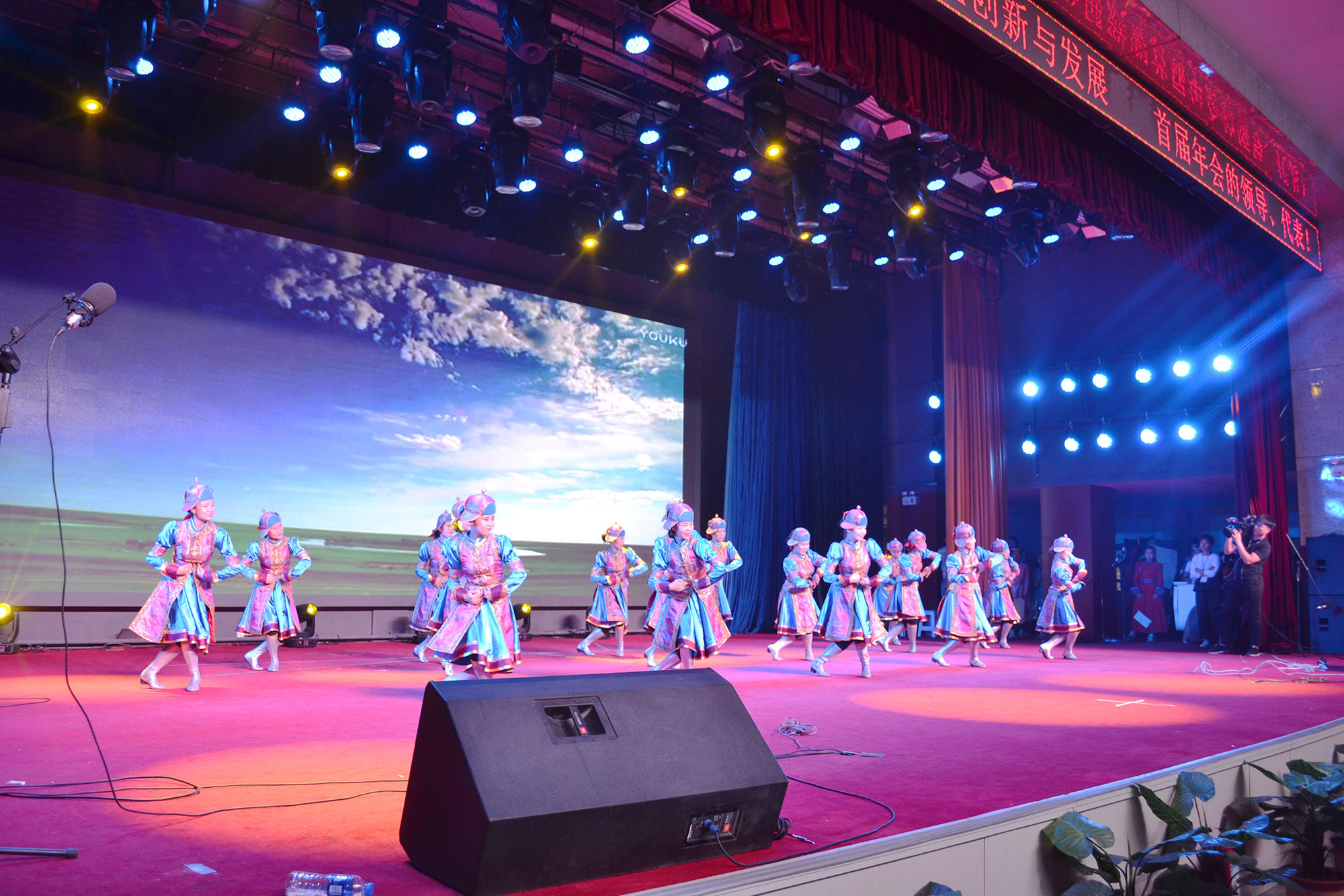 24 日晚上，由呼和浩特艺术工作室与全国其他省市艺术工作室带来的庆祝首届研究院年会胜利

召开文艺汇演，各地工作室的精湛才艺展示，如歌曲、舞蹈、杂技、武术、器乐演奏、书法绘画、给全体参会人员带来视听盛宴，展现草原儿女的好客与热情，将晚会推向高潮。