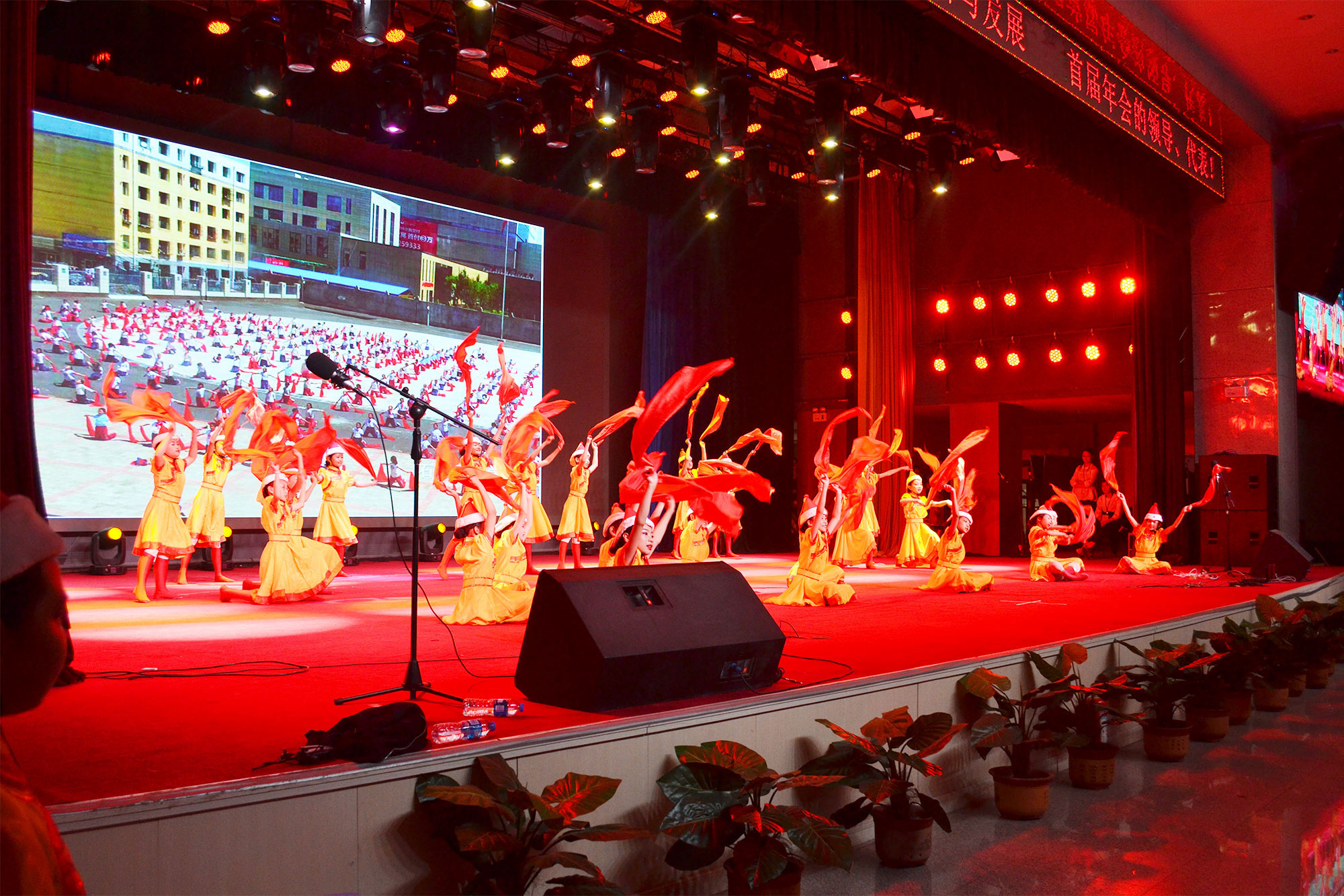 24 日晚上，由呼和浩特艺术工作室与全国其他省市艺术工作室带来的庆祝首届研究院年会胜利

召开文艺汇演，各地工作室的精湛才艺展示，如歌曲、舞蹈、杂技、武术、器乐演奏、书法绘画、给全体参会人员带来视听盛宴，展现草原儿女的好客与热情，将晚会推向高潮。