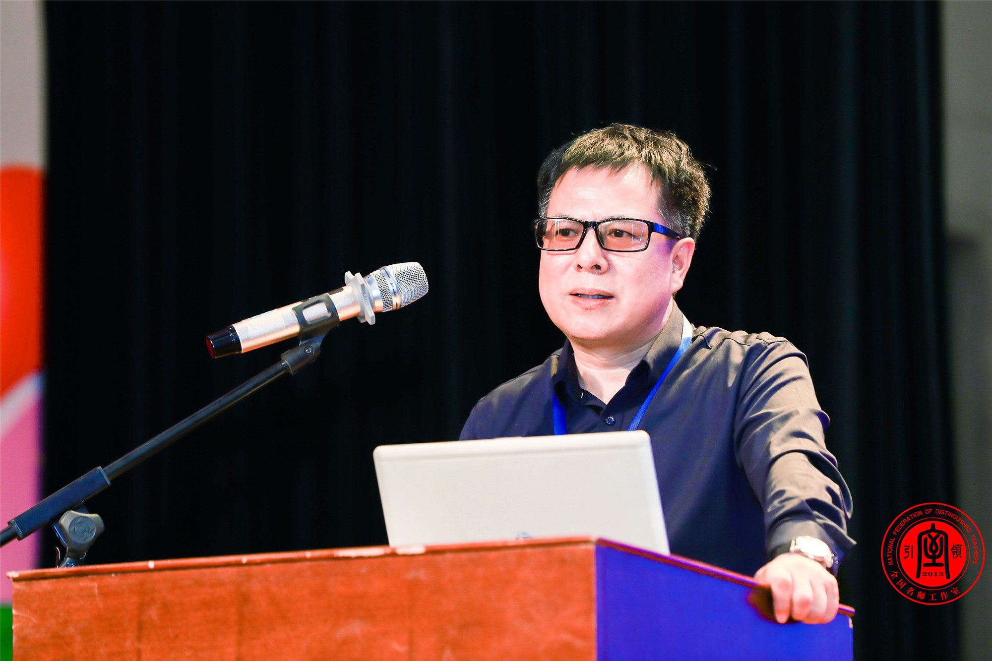 这个家里目前有2300位家庭成员，300位专家百分之八十五是正高级、特级教师，其中大部分是活跃在一线的知名教育家学专家 。